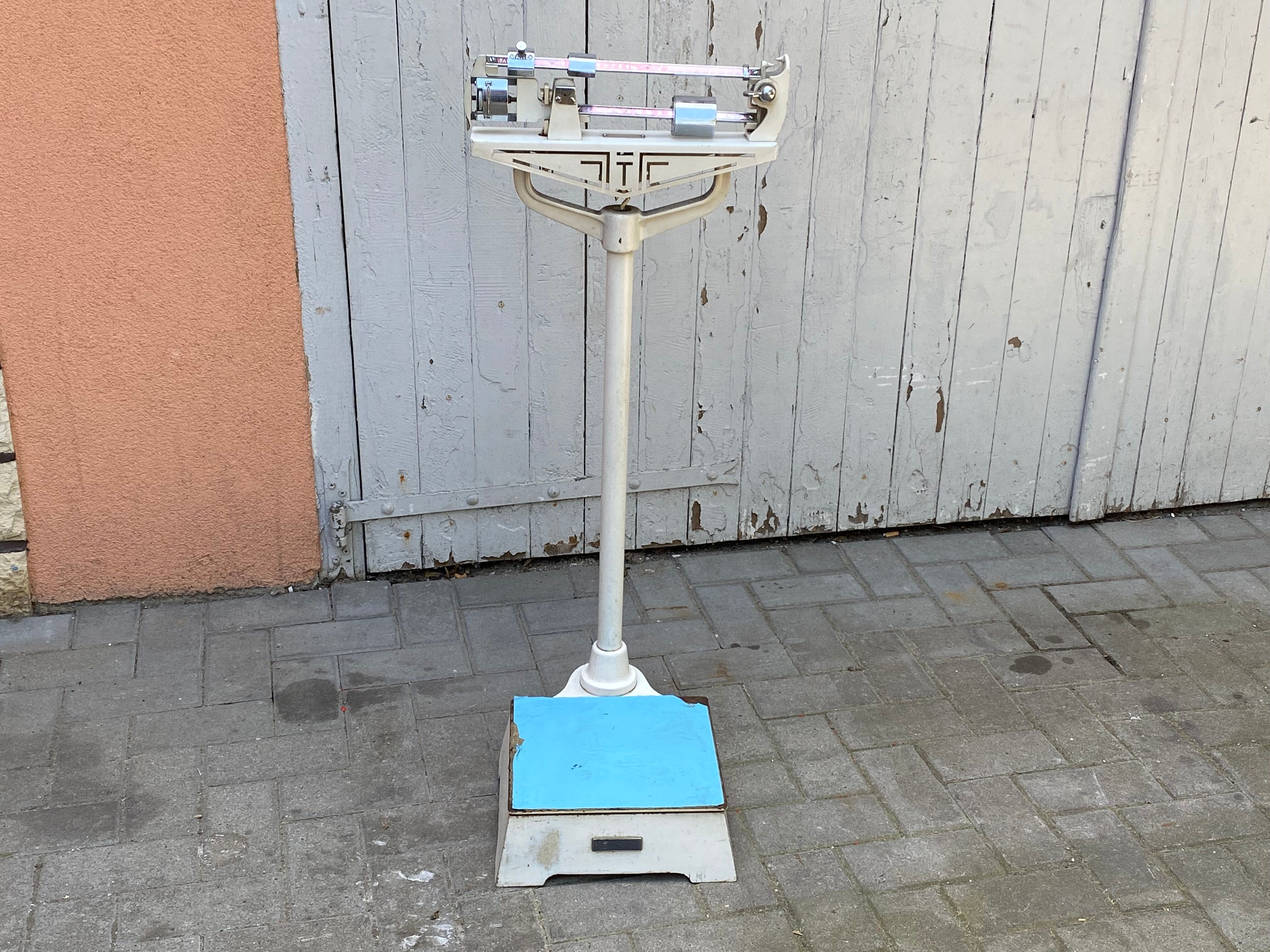 Testut Doctor's Scale Weighs Vintage Person