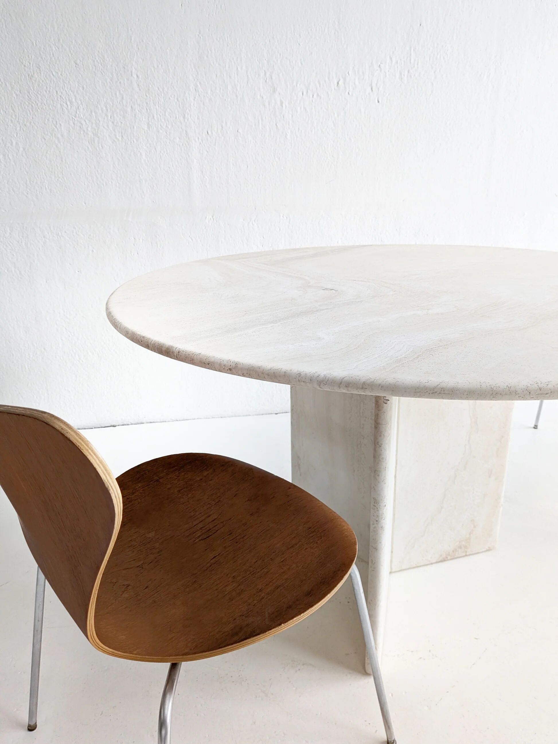 Round dining table in travertine from the 1980s.