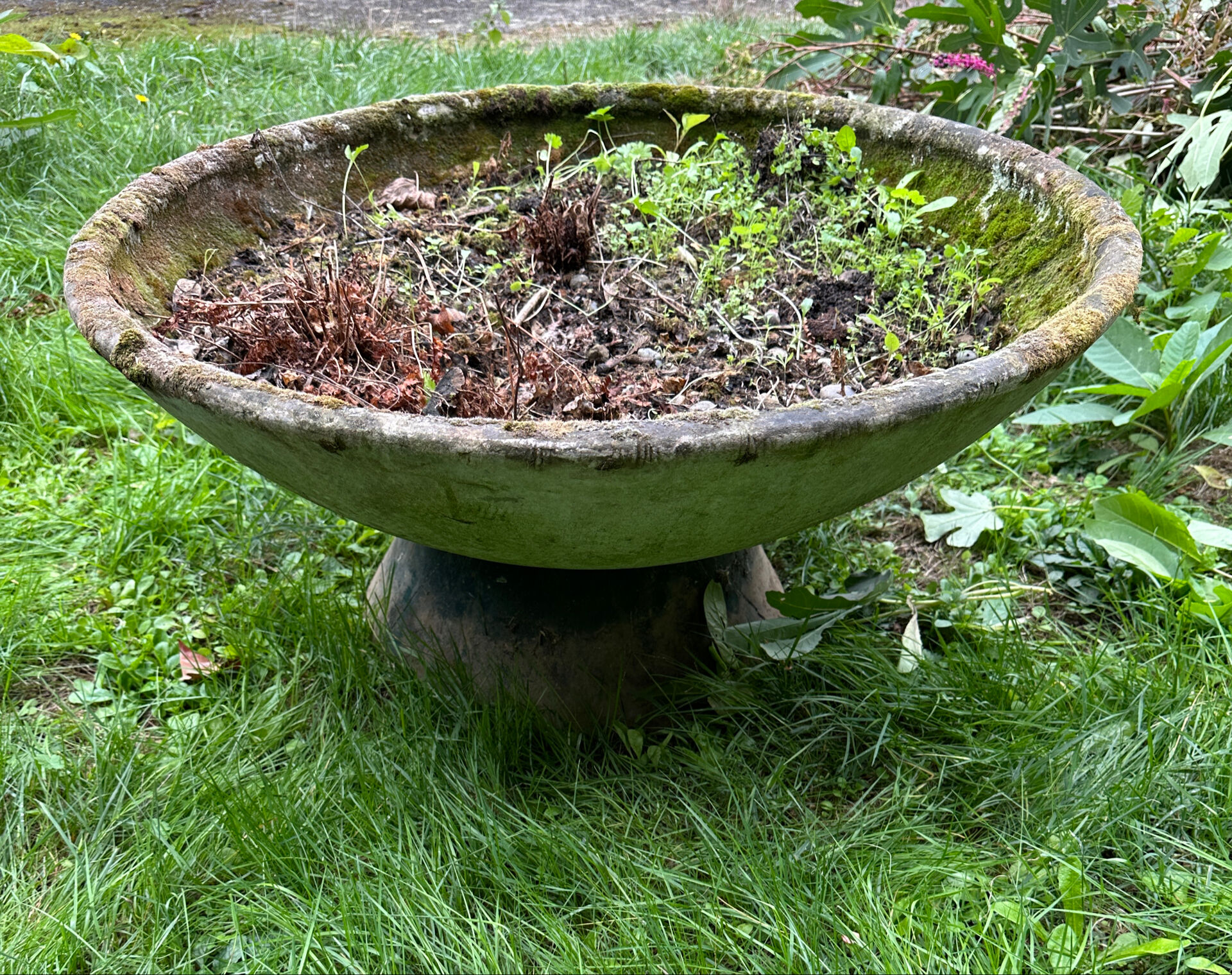 Old planter, pedestal basin in fibrociment by Willy Guillaume.