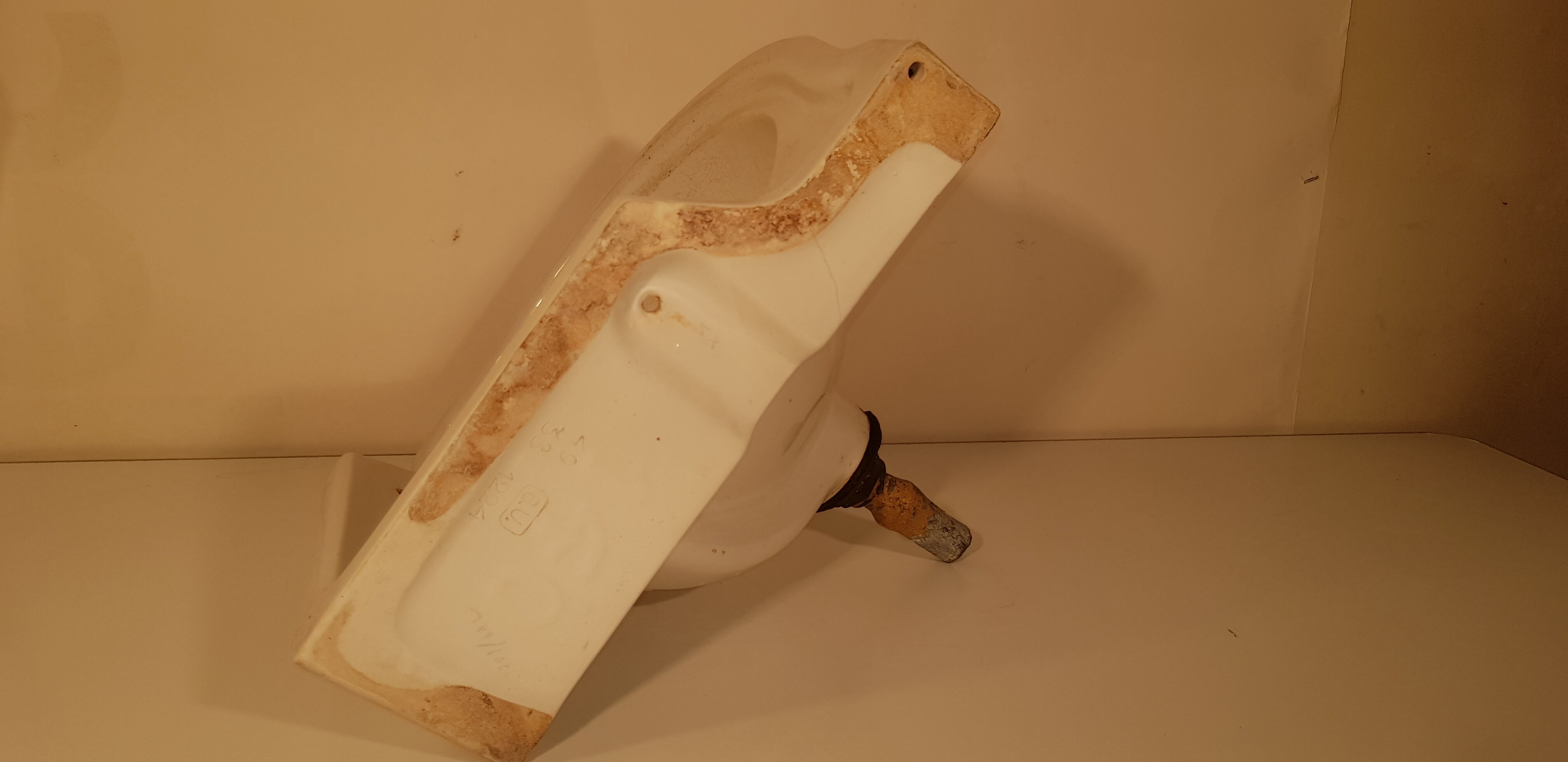 Old-angle hand wash in enamelled iron