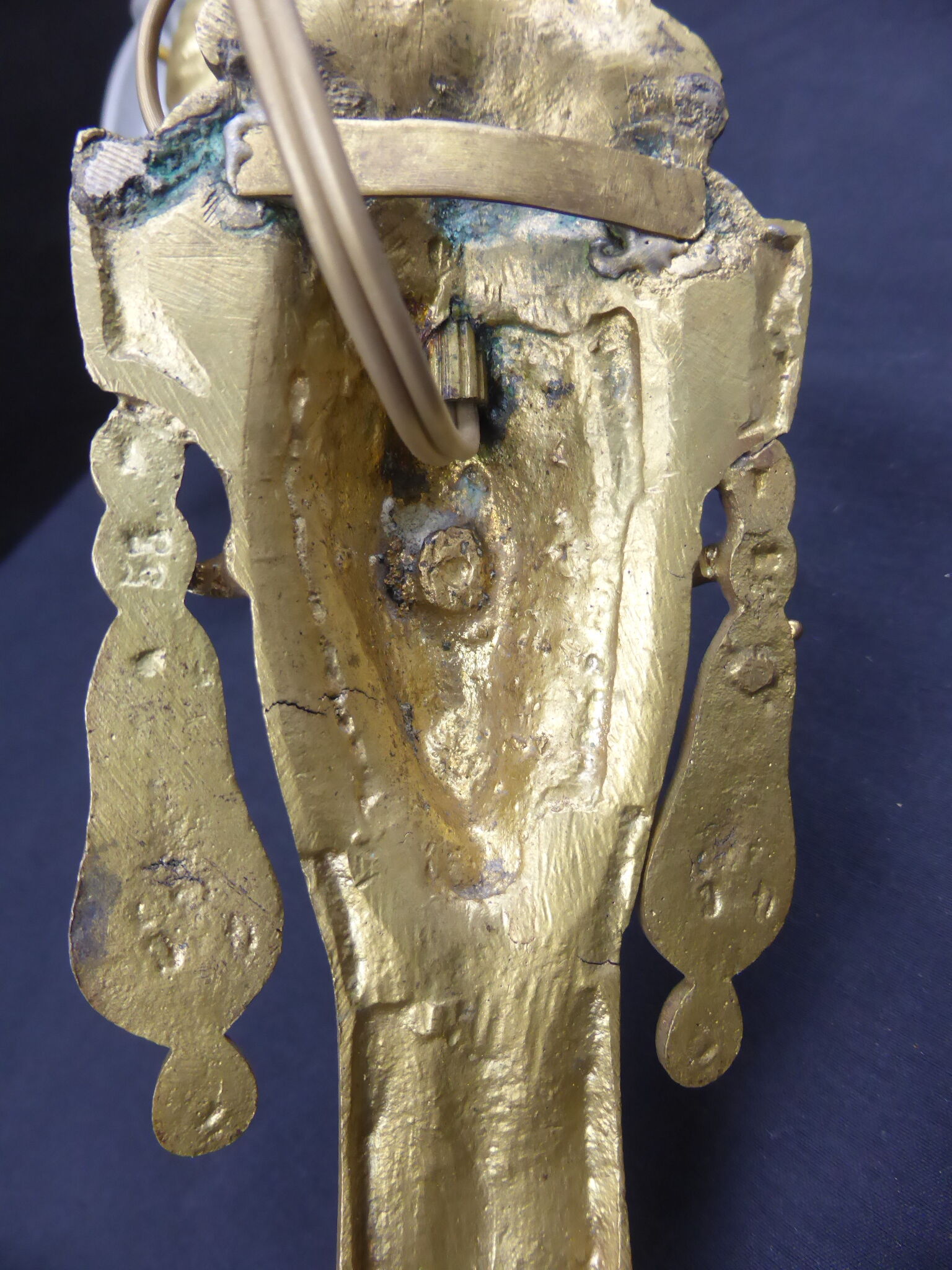 Applique ancienne en bronze doré à tête de bélier et feuille d'acanthe+tulipe fleur