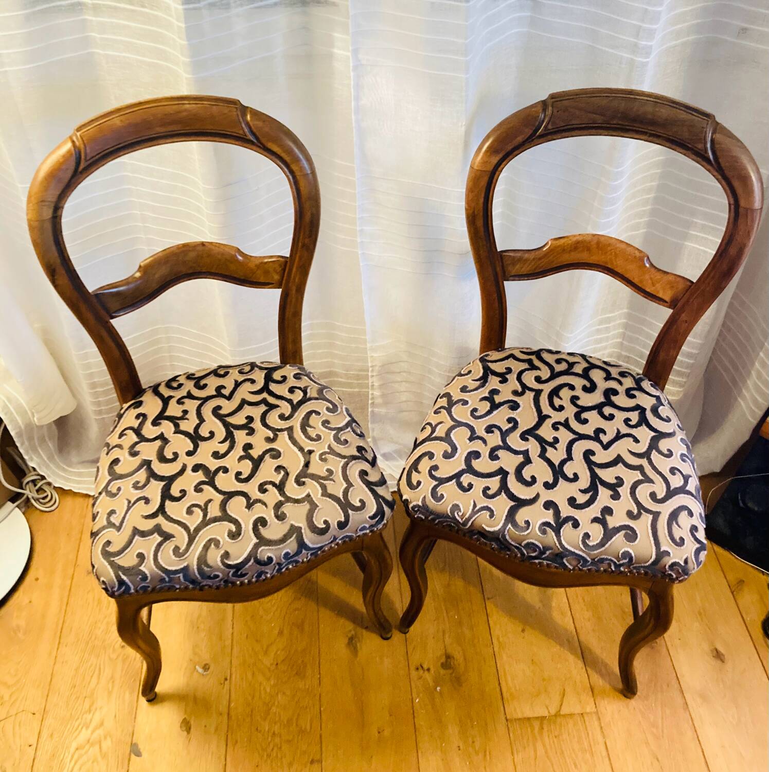 Chaises Louis Philippe en noyer époque XIXe, tapissées à neuf