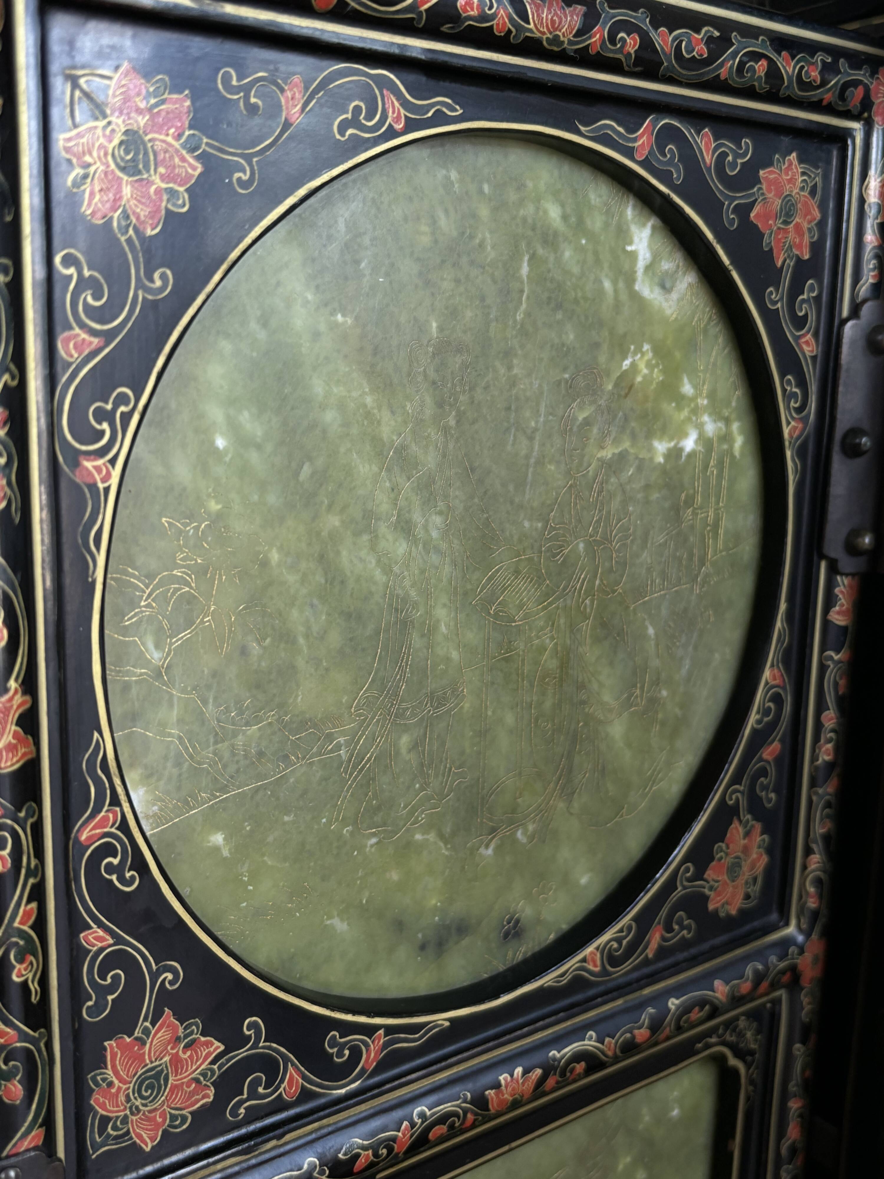 Small Chinese cabinet in black lacquer.