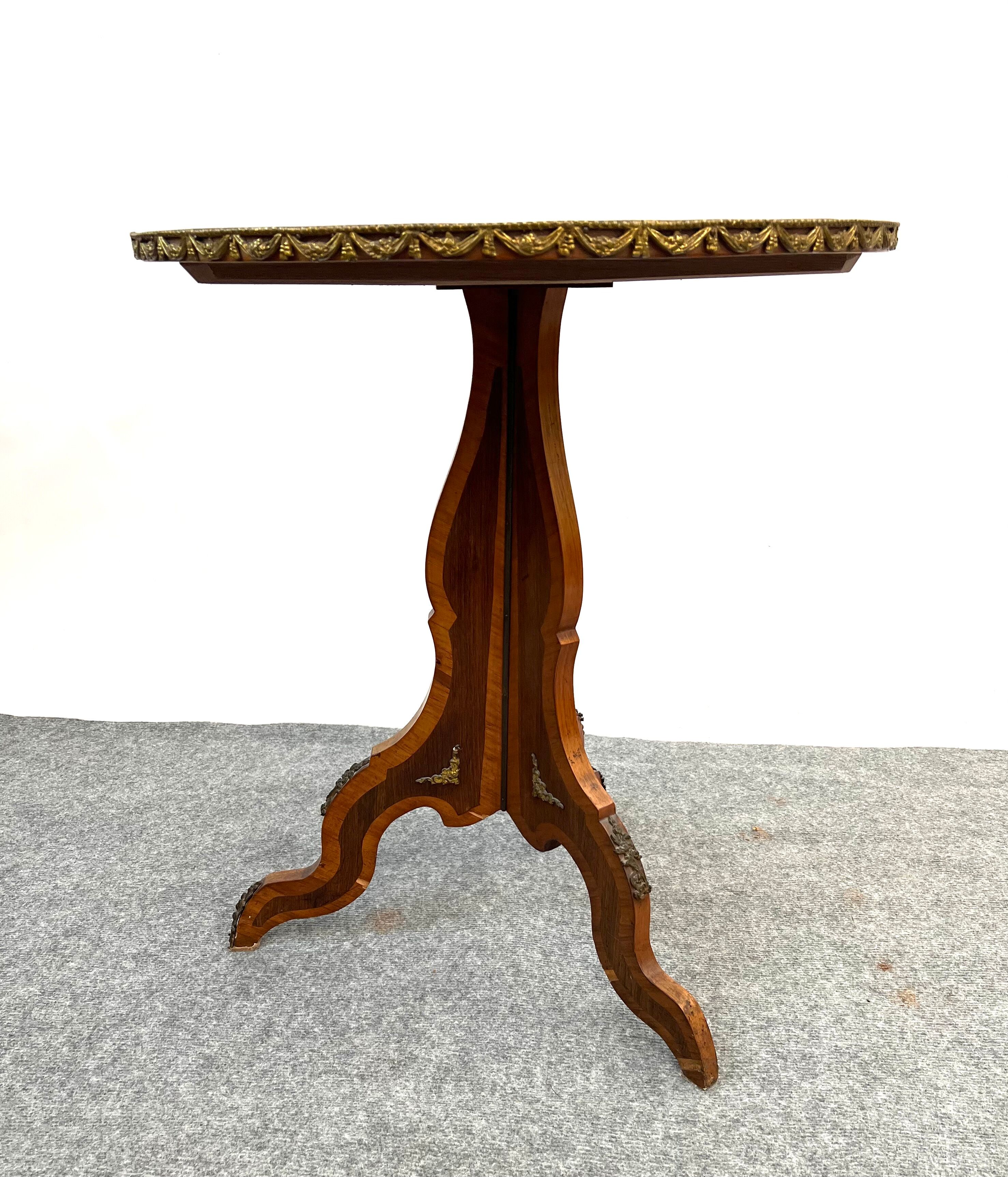 Gueridon tripode marquetée repliable style Louis XVI table d'appoint