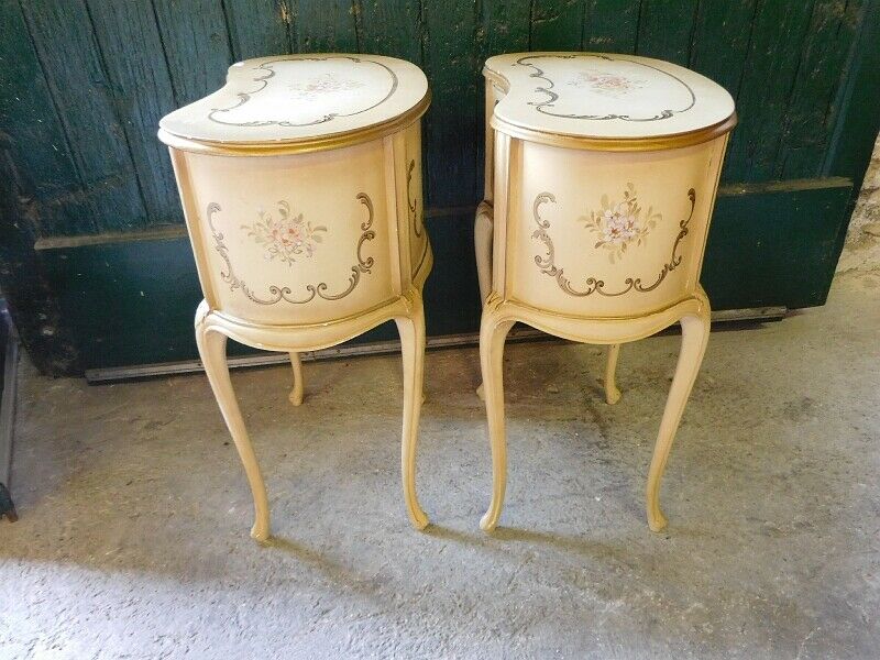 Pair of bedsides modele kidney
