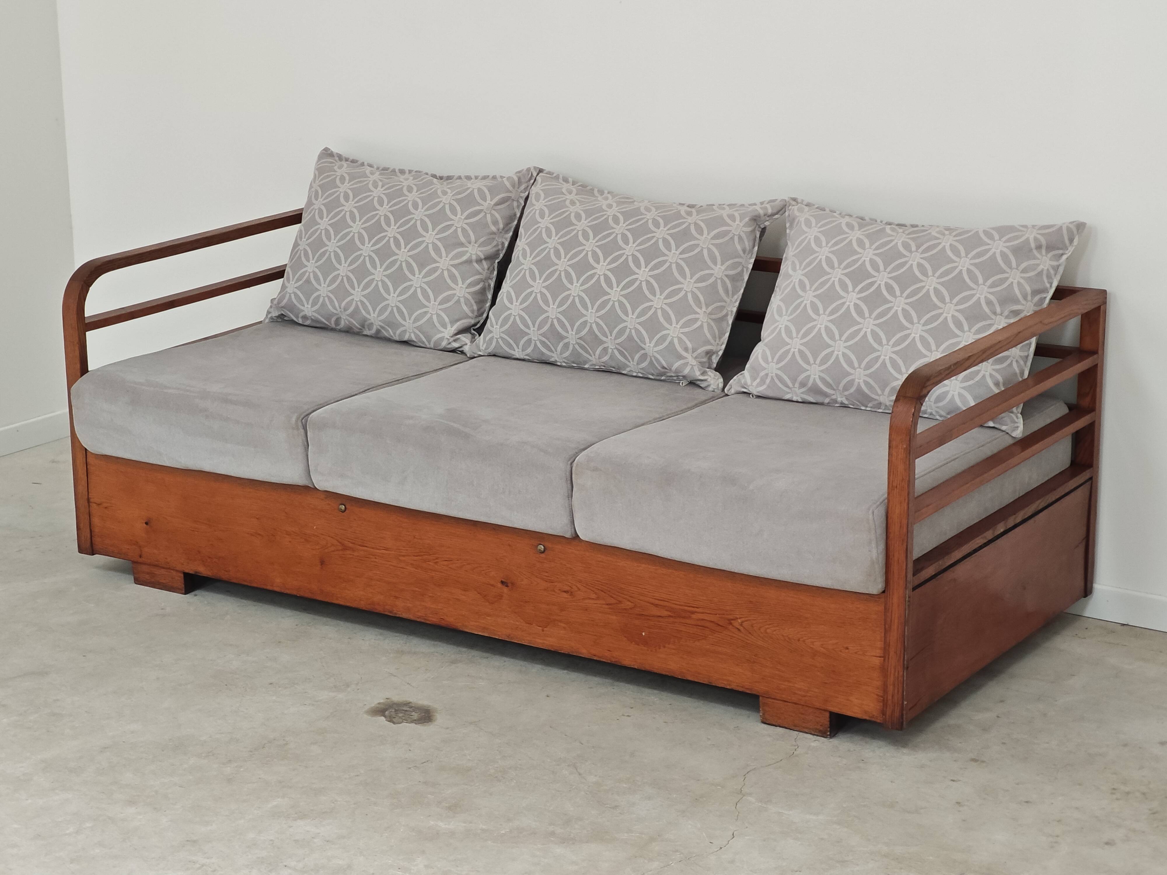 Art Deco sofa gray fabric Jindrich Halabala 1930