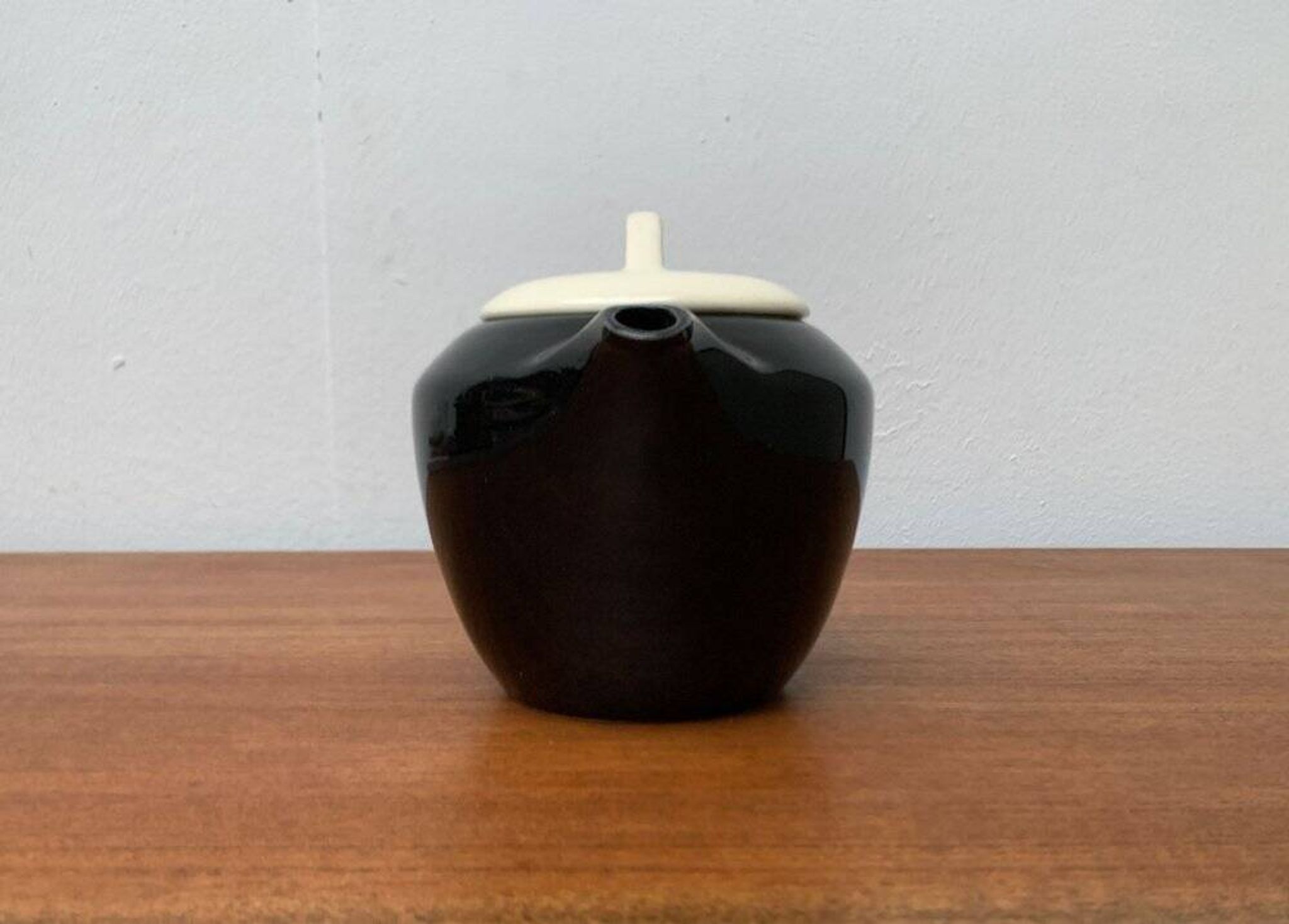 Postmodern ceramic teapot or coffee pot by Pagnossin, Italy, 1980s.