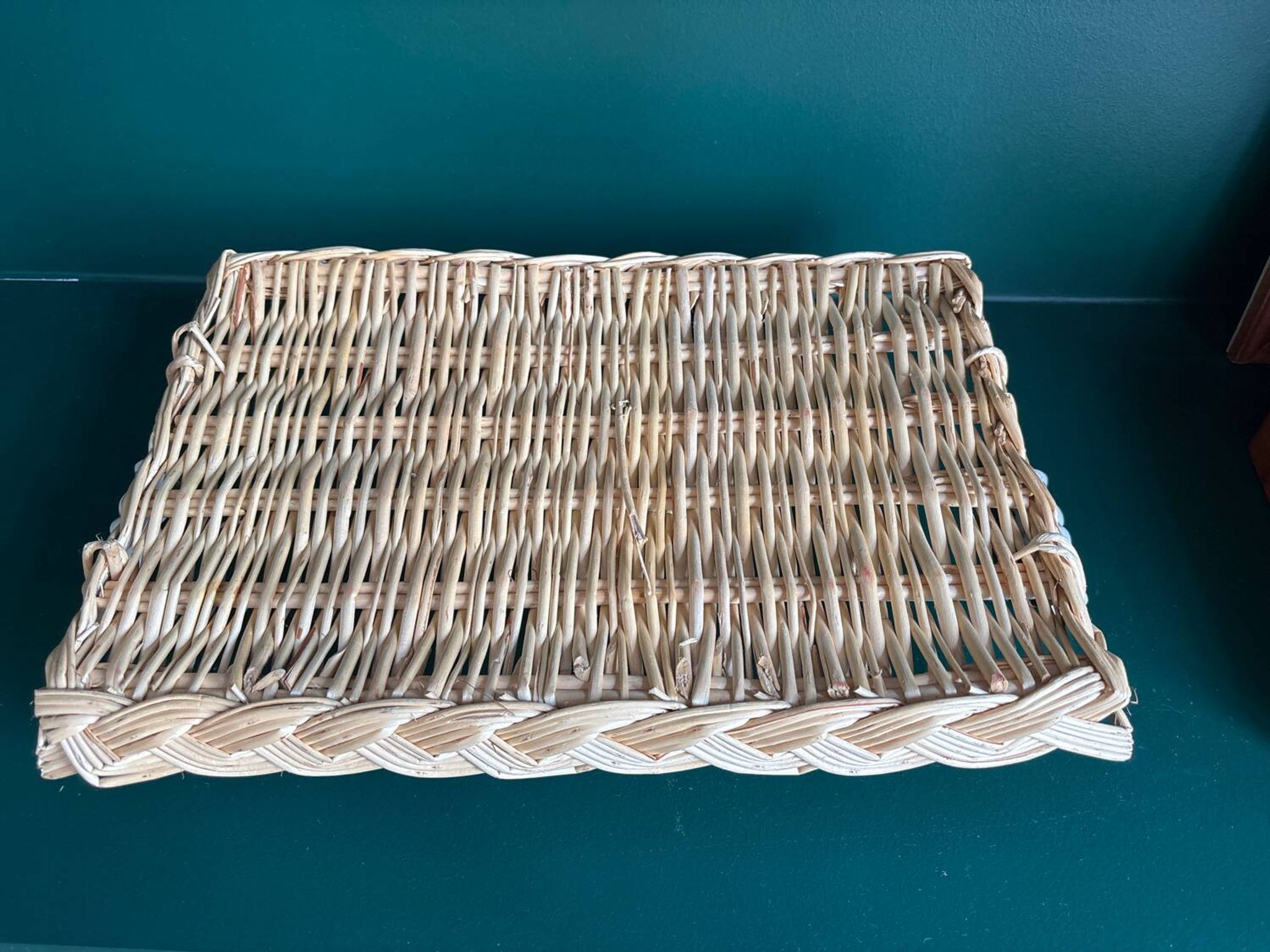 Plat en osier et céramique