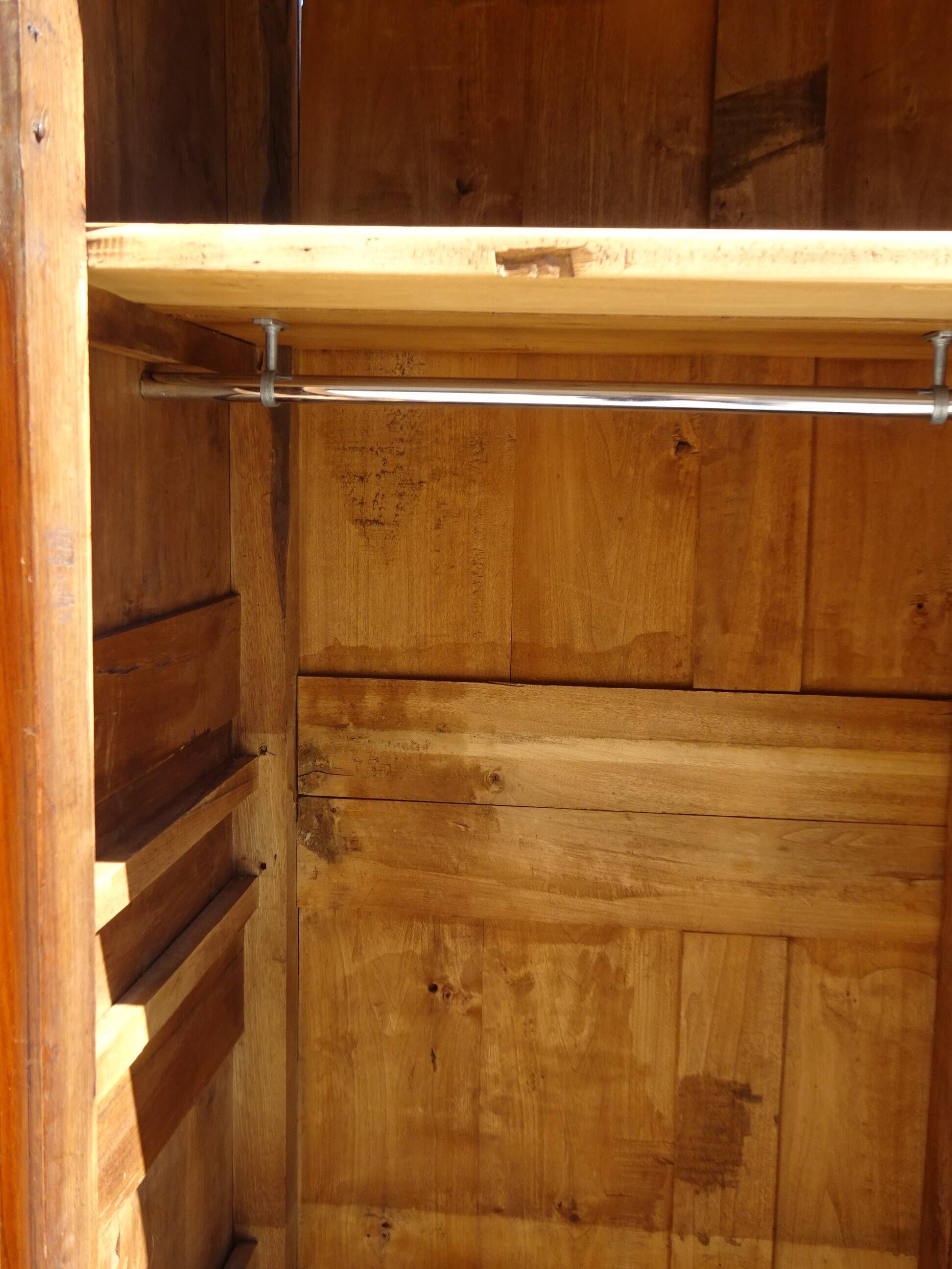 Ancienne armoire Louis Philippe en noyer
