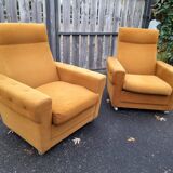 Paire de fauteuils des années 70 en velour ocre