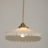 Suspension Vintage Art Déco Français en verre opalin blanc bordé de franges 5408