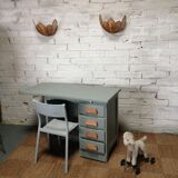 Child desk