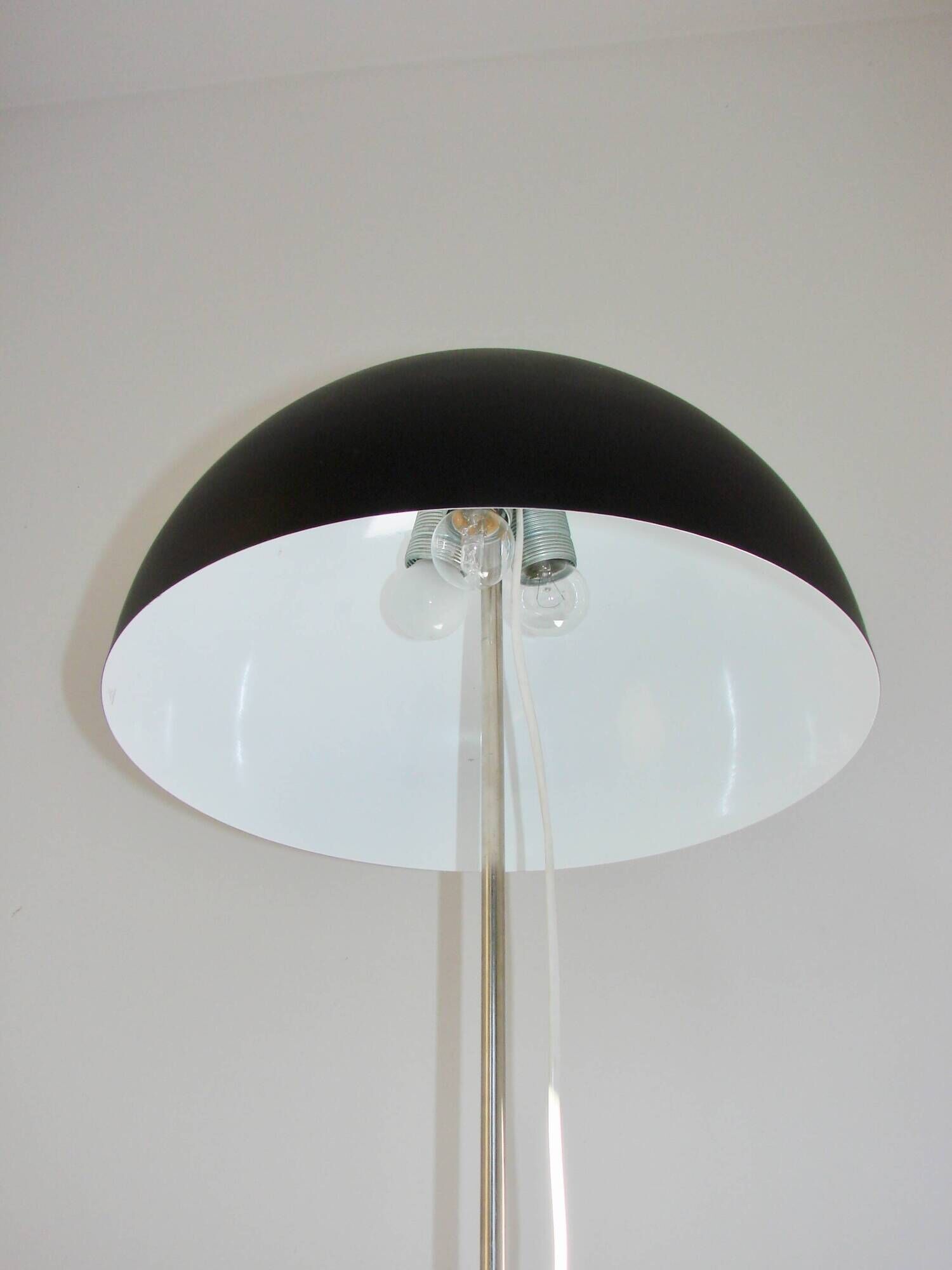 Une lampe de sol Vitra T25 des années 1970.