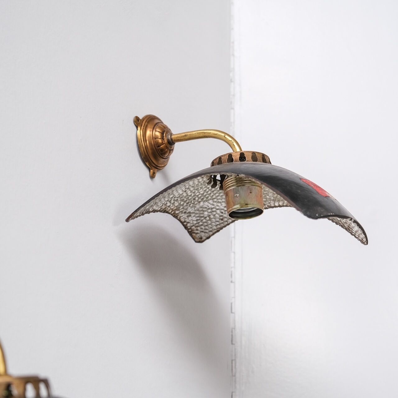 Appliques murales anciennes en verre et laiton