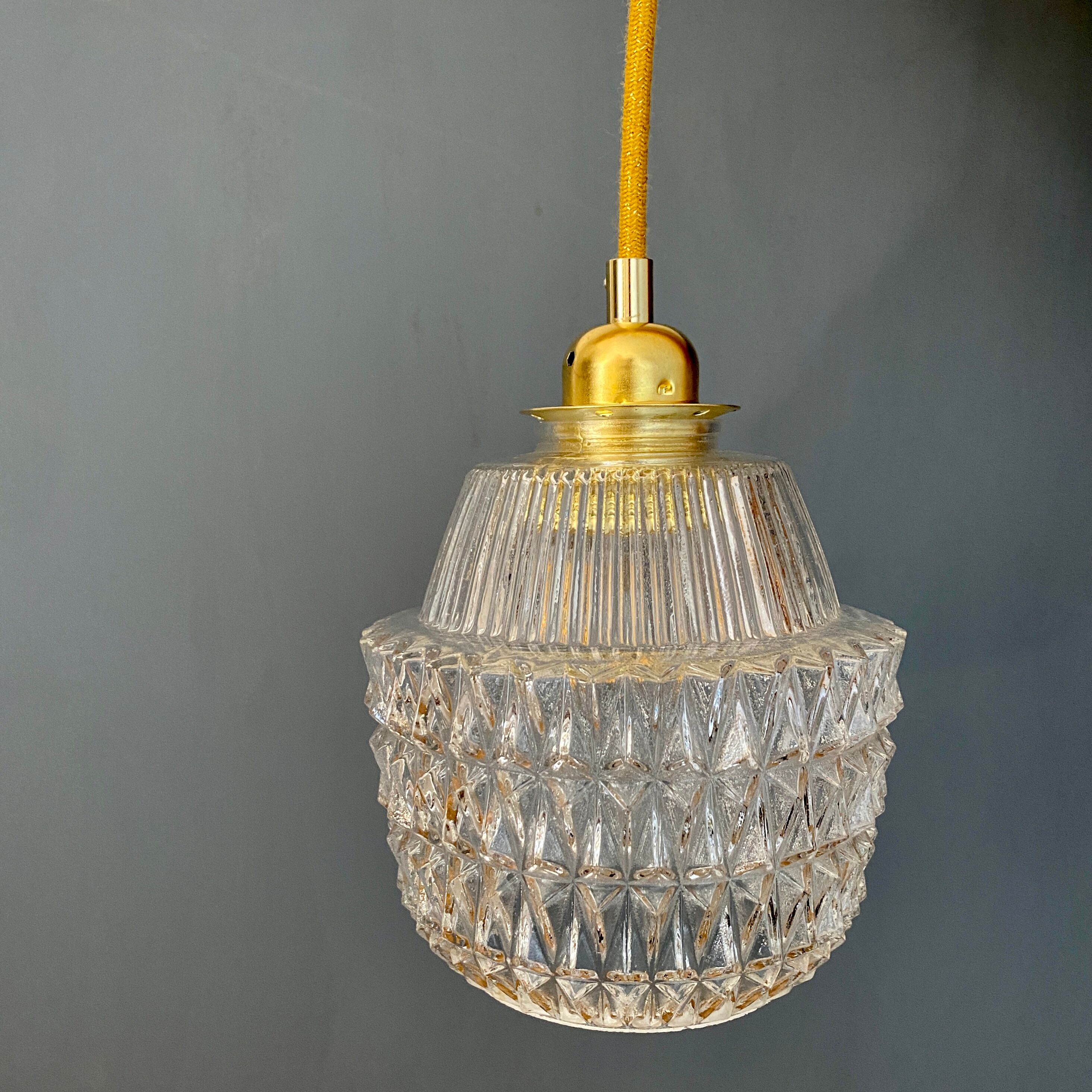 Suspension globe vintage en verre moulé transparent