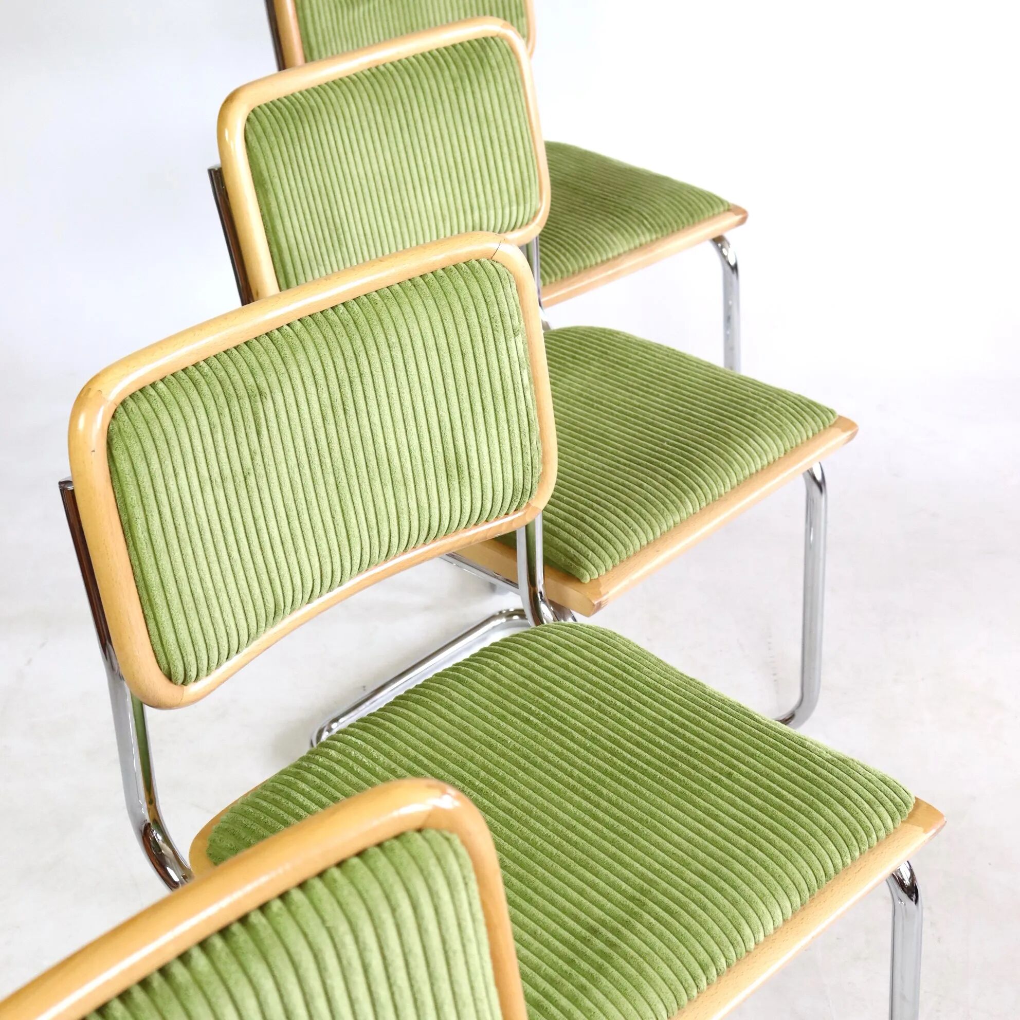 Série de quatre chaises B32