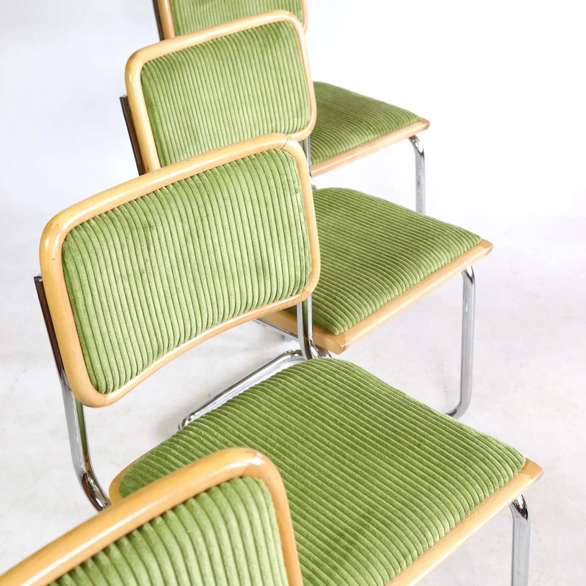 Série de quatre chaises B32