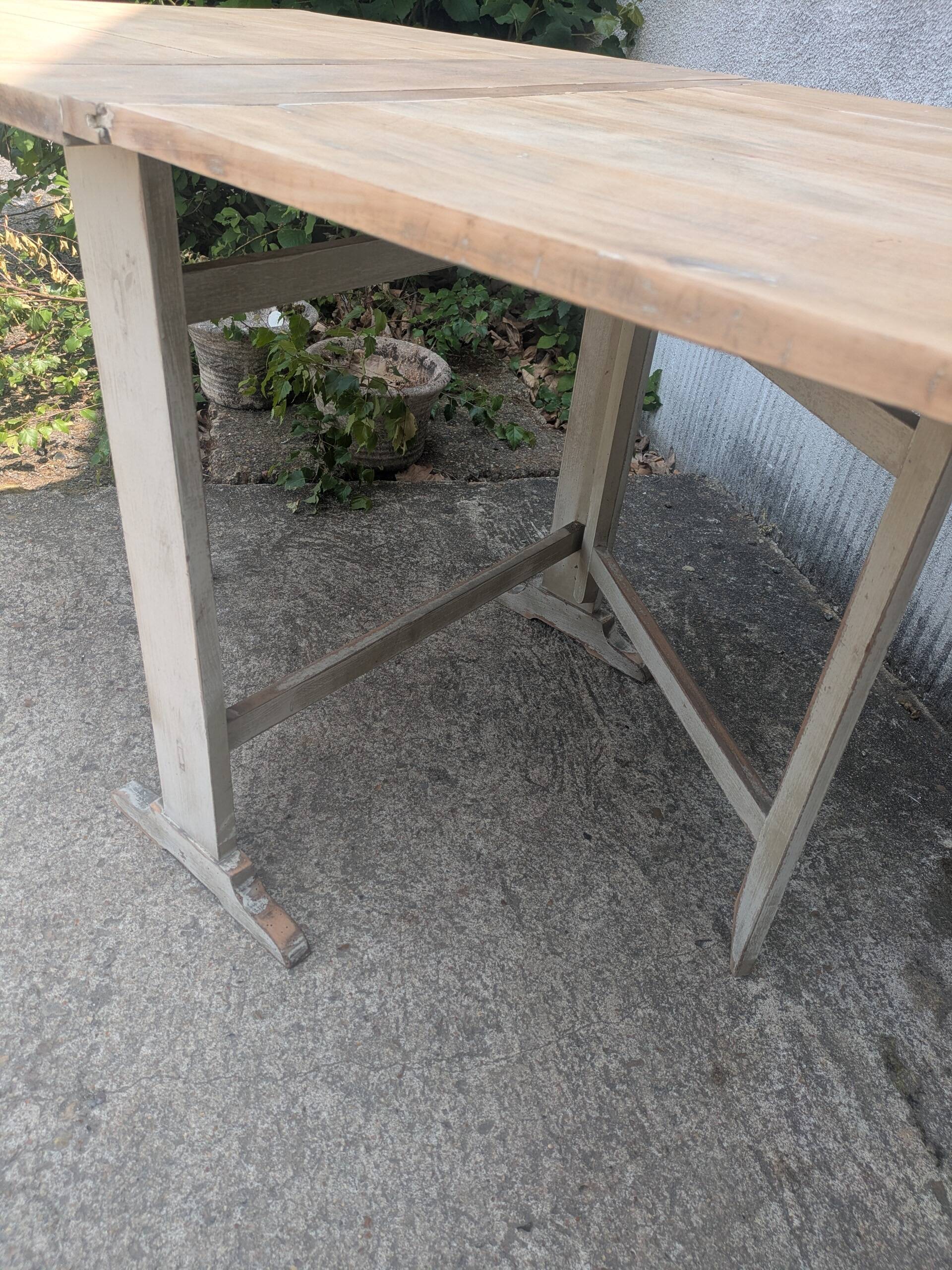"Very" folding table