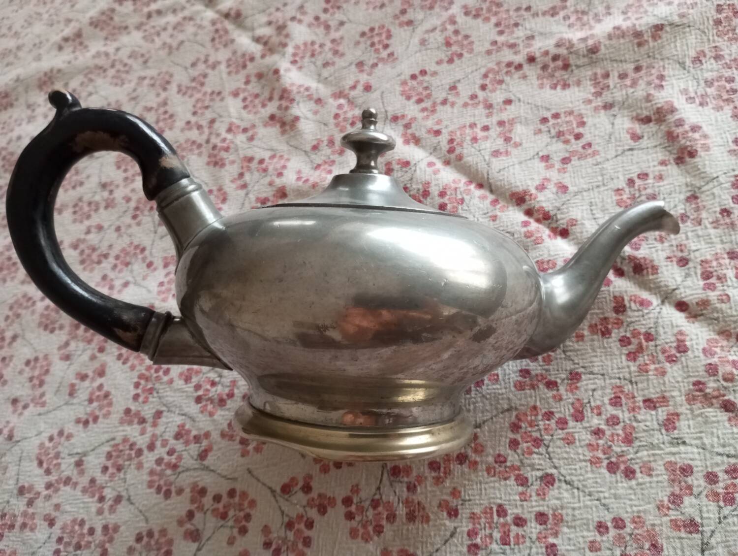 Metal ball teapot