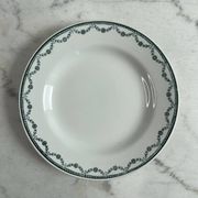 12 assiettes plates en faïence de Saint Amand