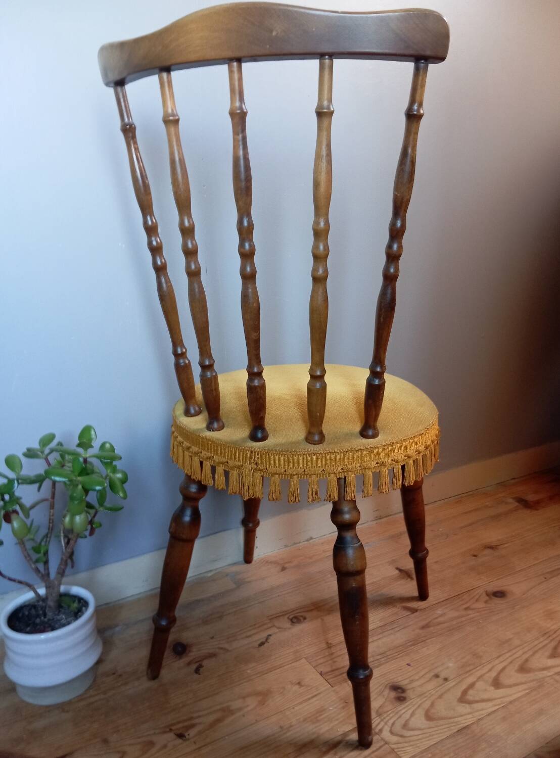 Vintage chair in turned wood and gold velvet, 1960