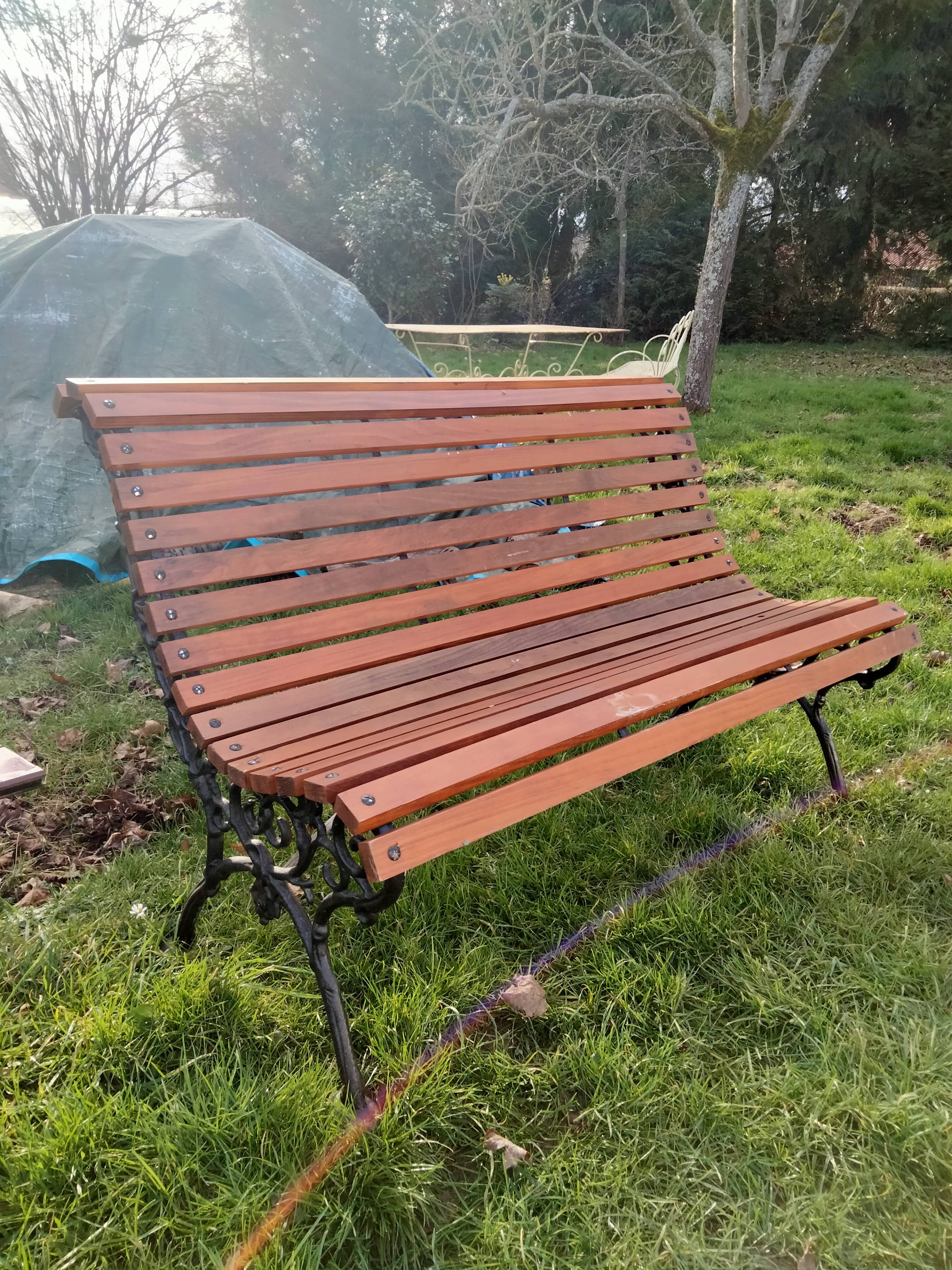 Old garden bench with vintage cast iron legs xxeme