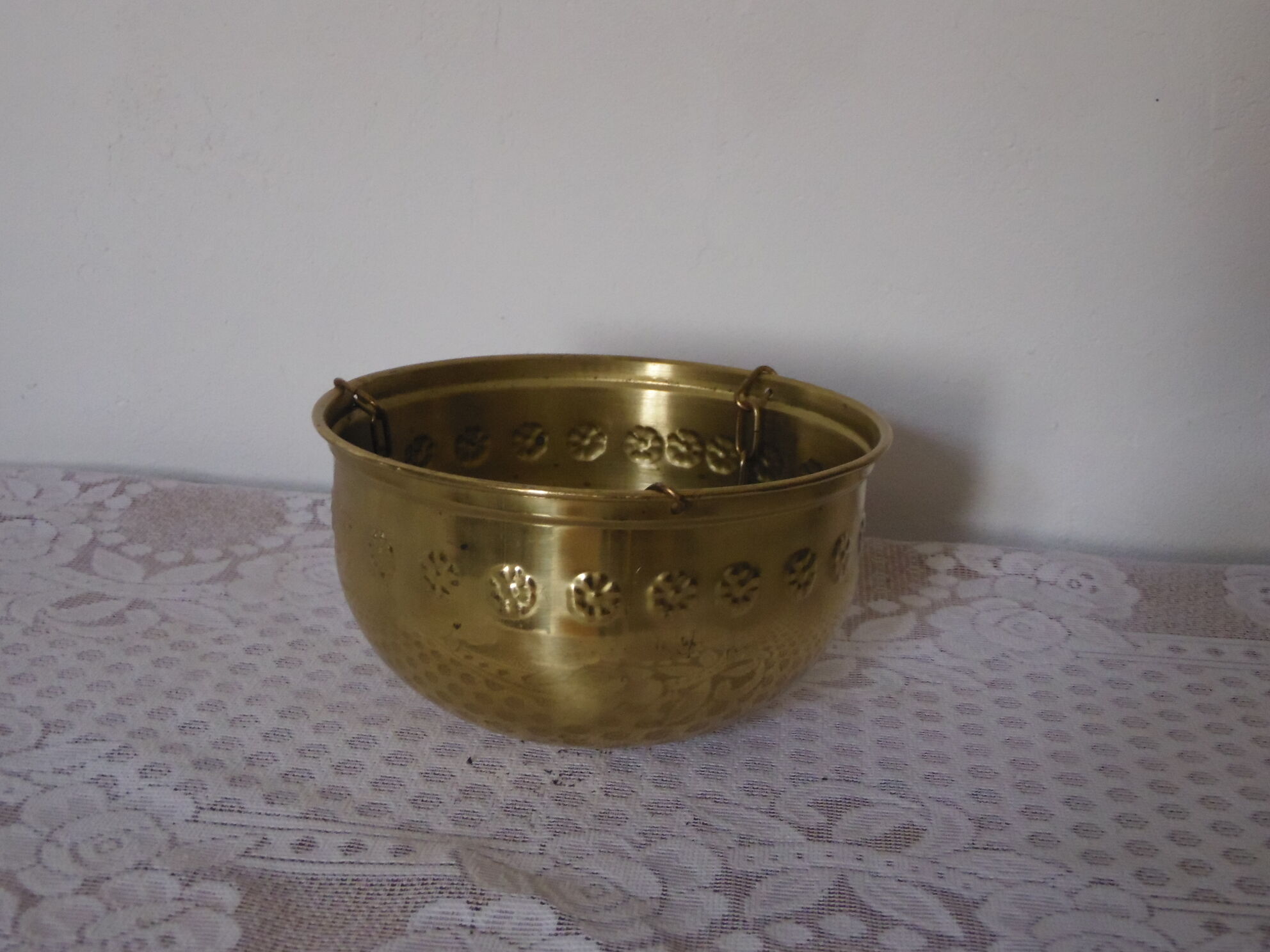 Cache pot suspendu metal repoussé doré