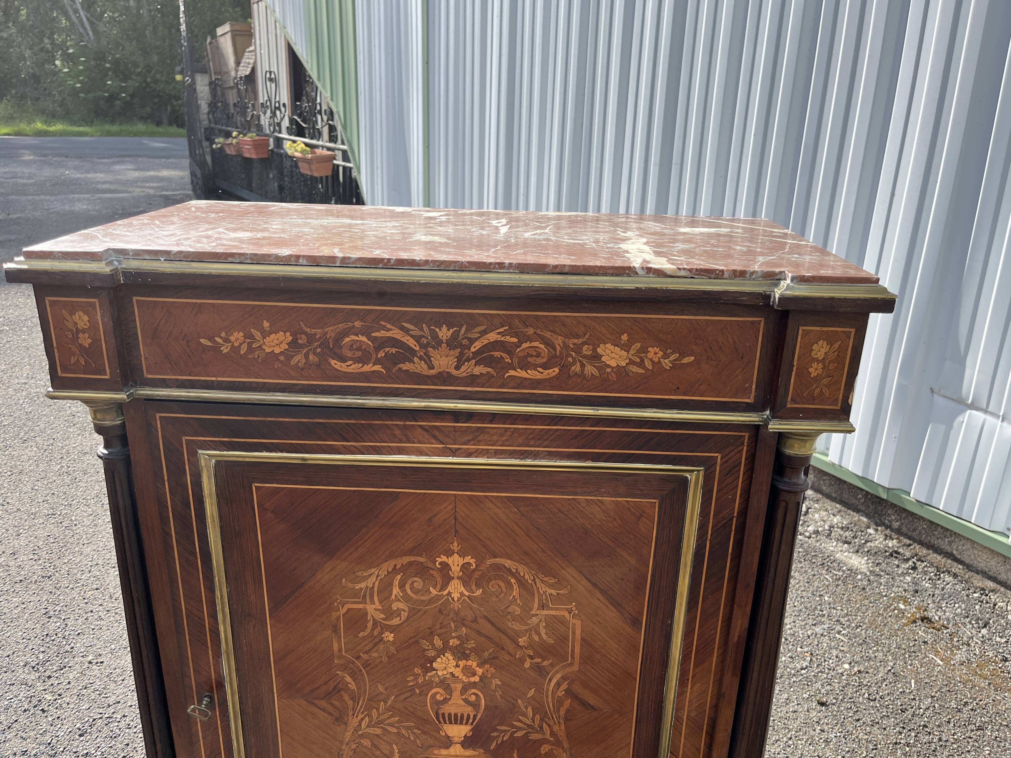 Support furniture with rosewood marquetry and marble top in the Napoléon III style.