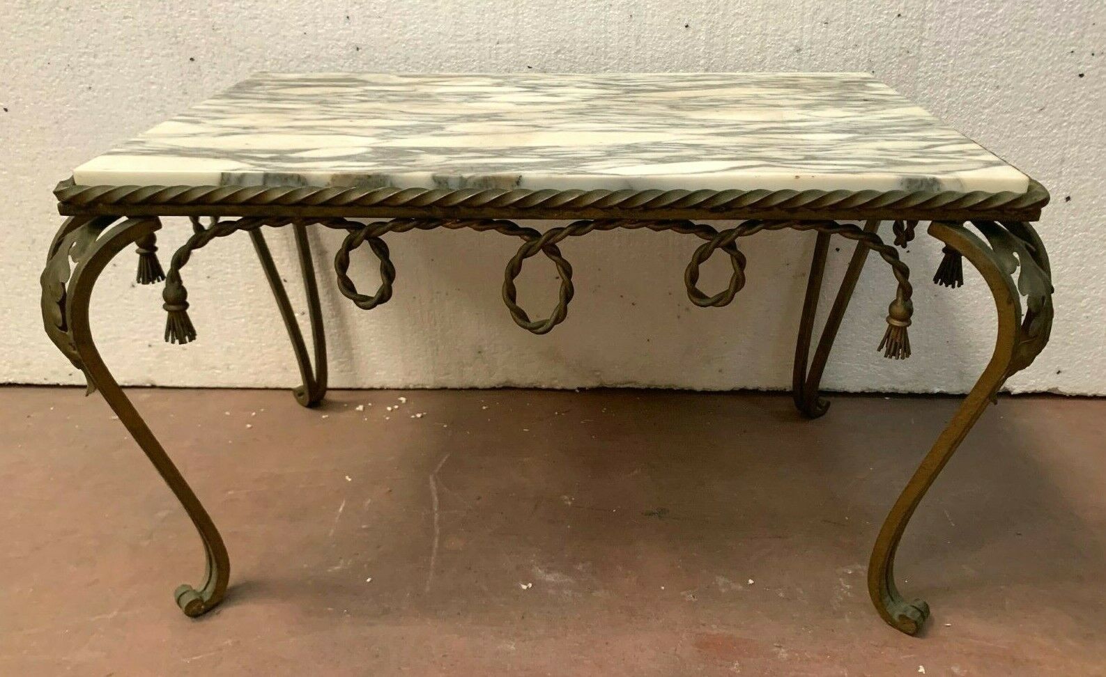 Table basse en fer forgé martelé plateau en marbre brèche xx siècle
