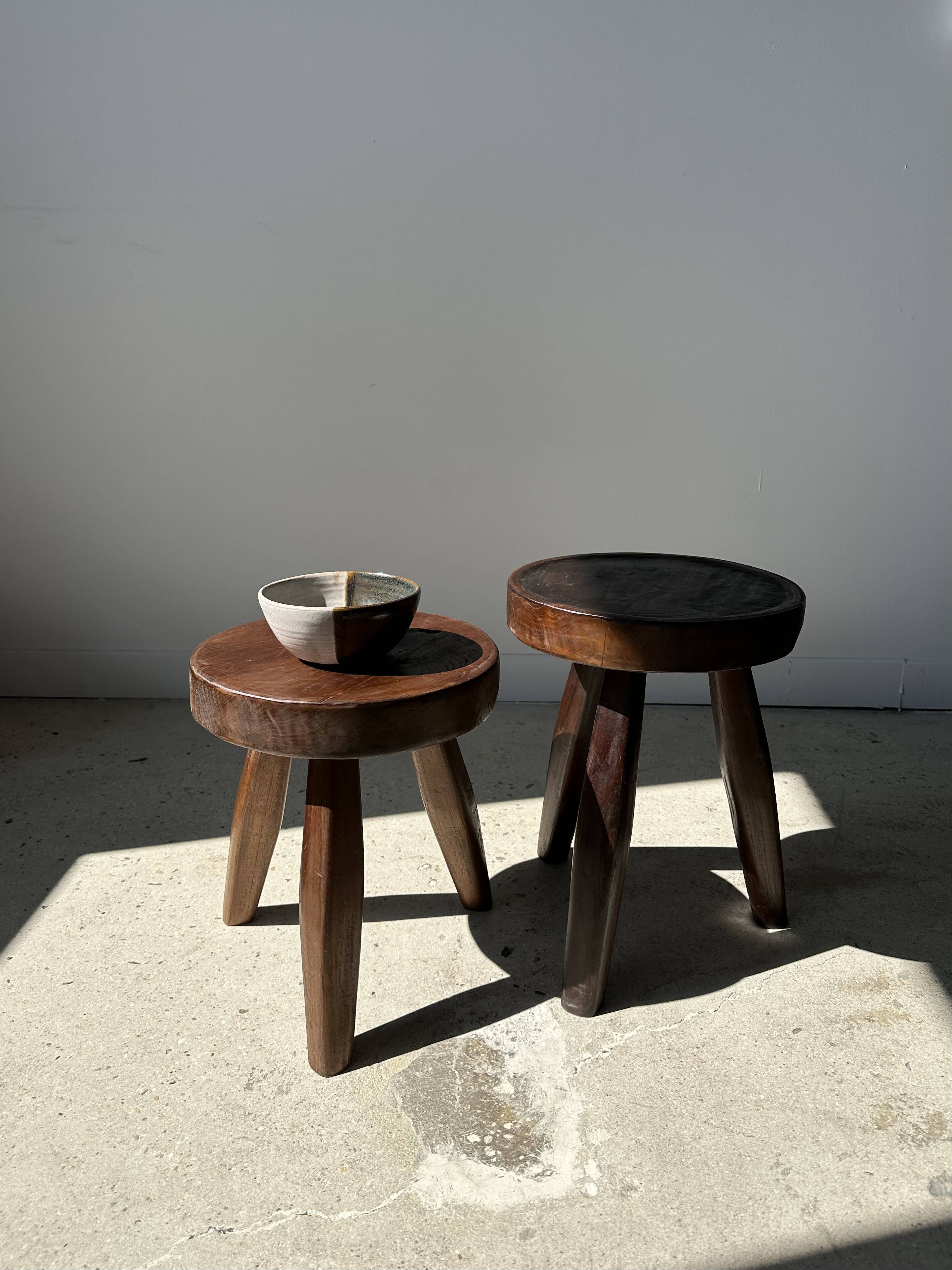 Tripod stool in upcycled teak high hollow - Small tripod stool in solid brown wood seat circ
