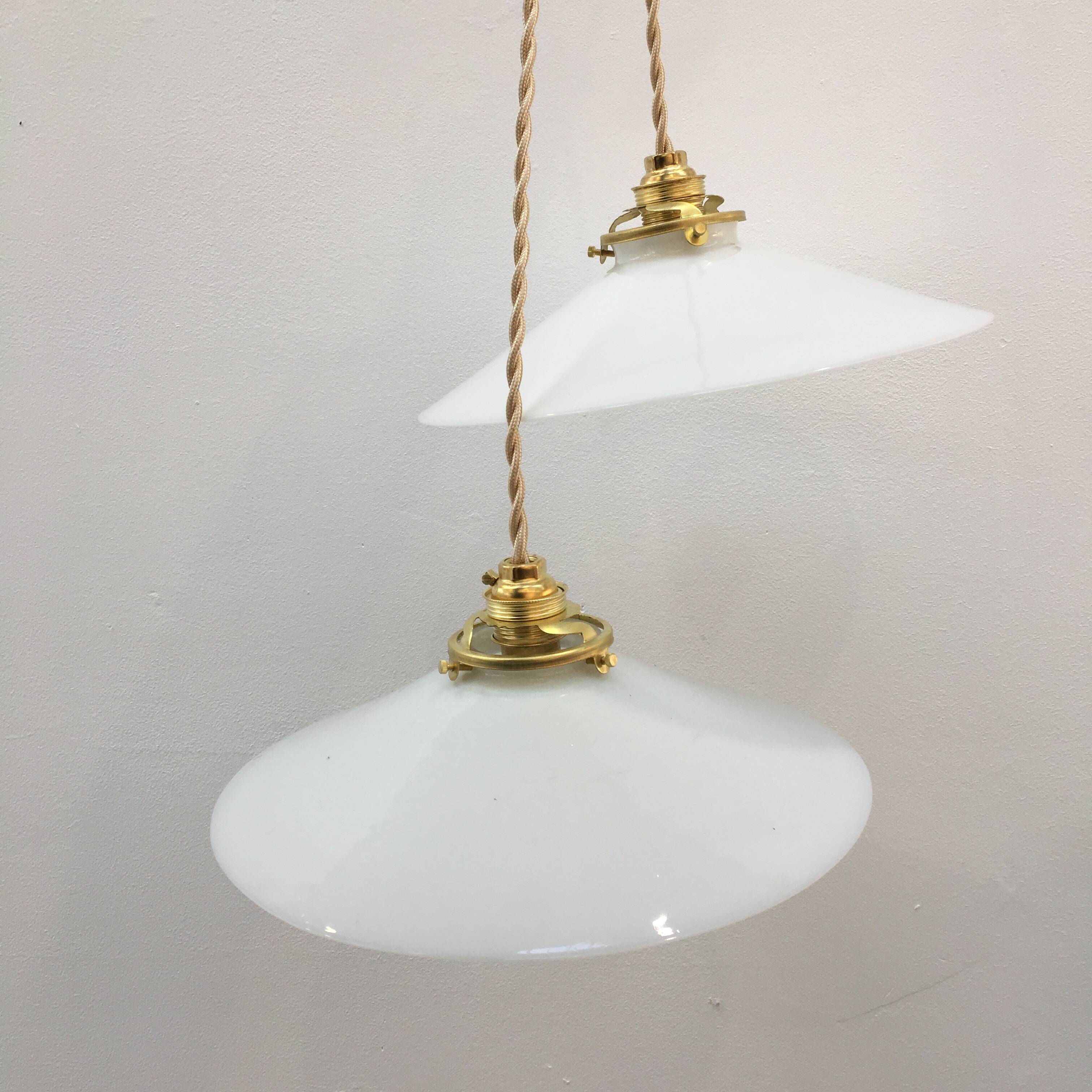 Série de deux suspensions vintage en opaline blanche