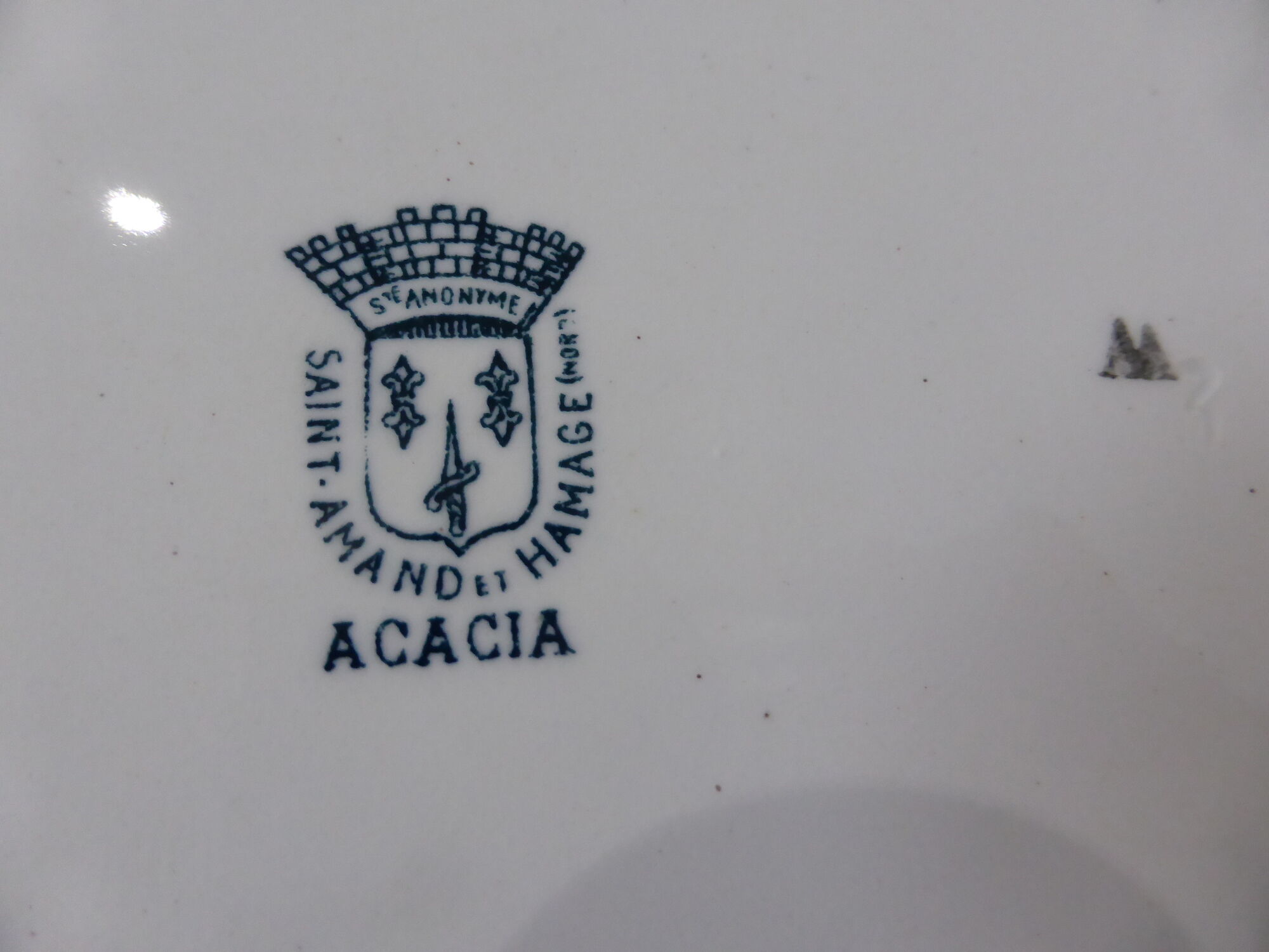 Round and hollow service dish in St Amand iron earth and Hamage model Acacia