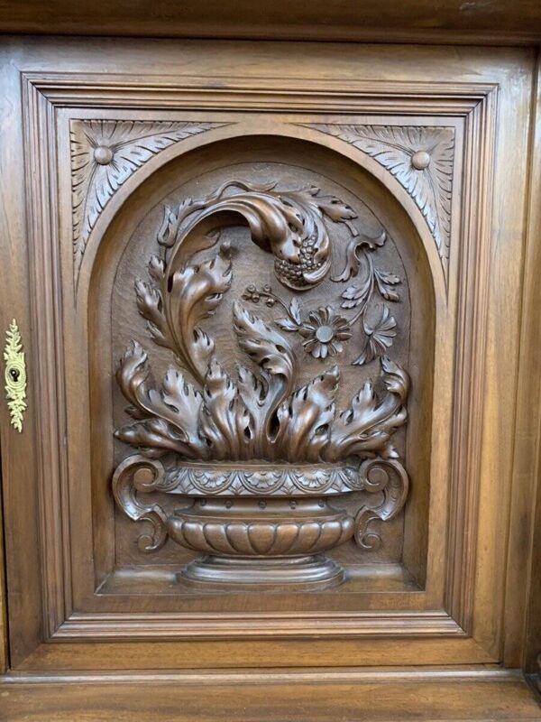 Buffet deux-corps en noyer sculpté, Style Renaissance, Fin XIXe siècle