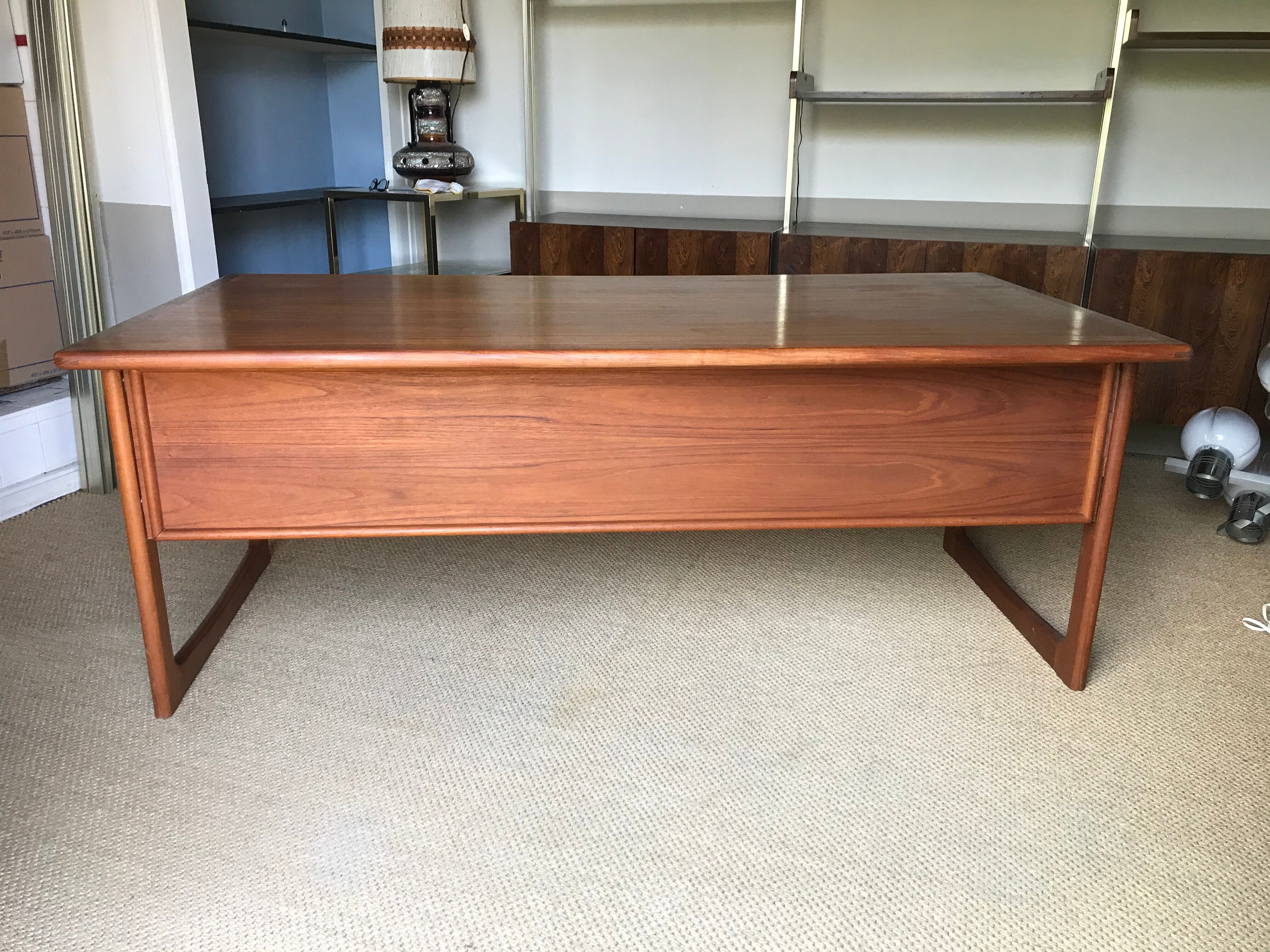 Dyrlund executive desk