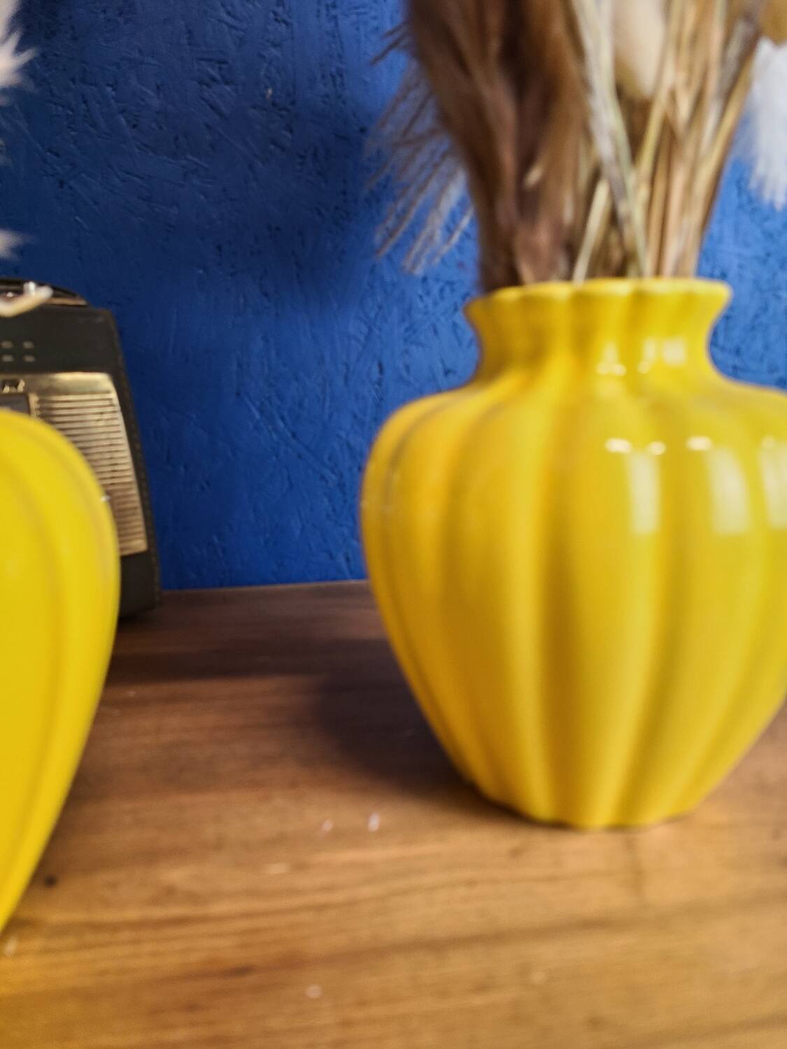 Paire de vase en émail jaune citron