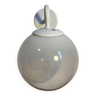 Applique murale globe opalin nuancé de blanc Delmas année 80