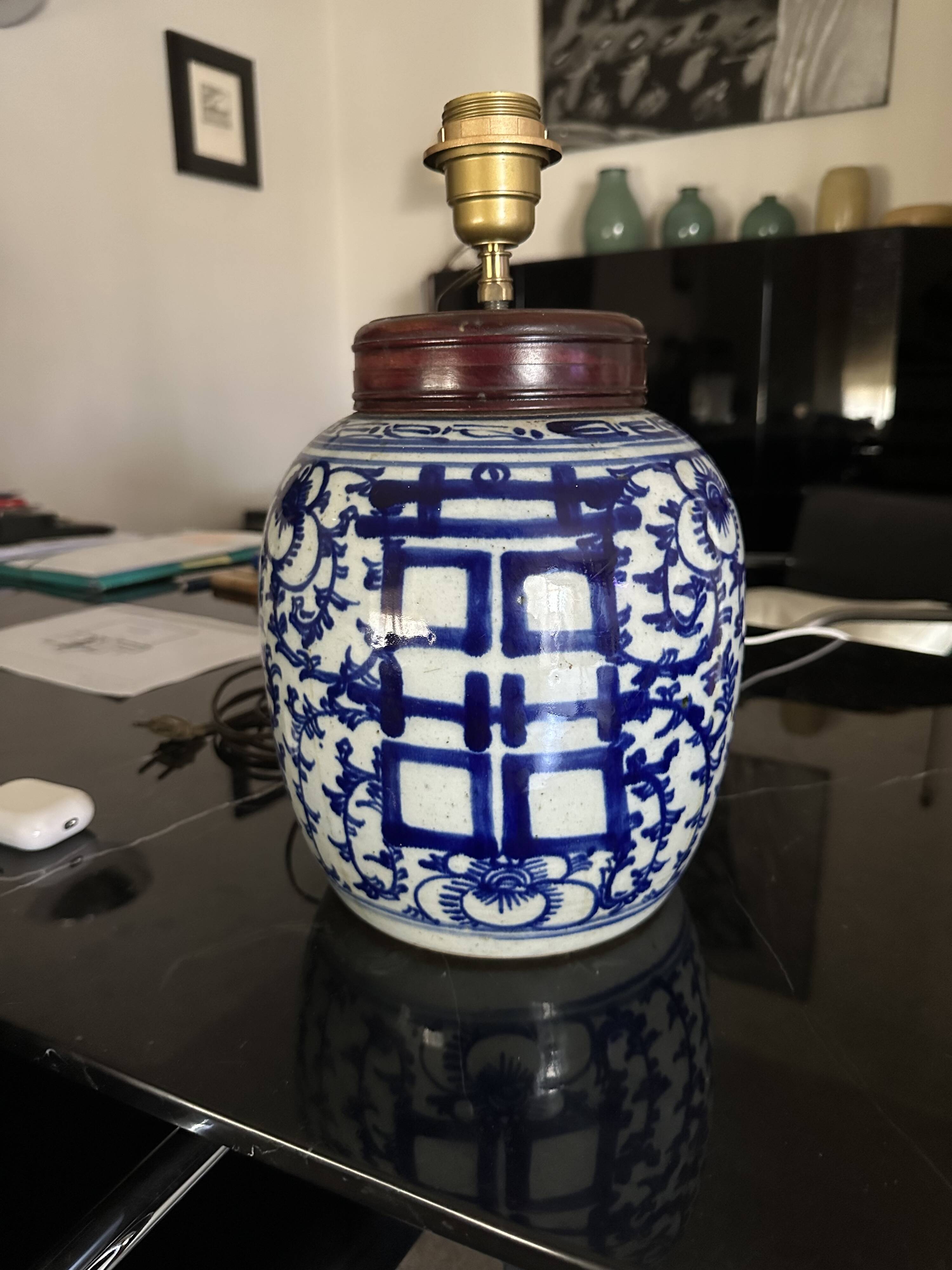 Asian lamp from the early 20th century in blue and white ceramic.