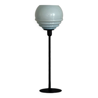 Lampe à poser avec un globe bleu poudré vintage et un pied noir