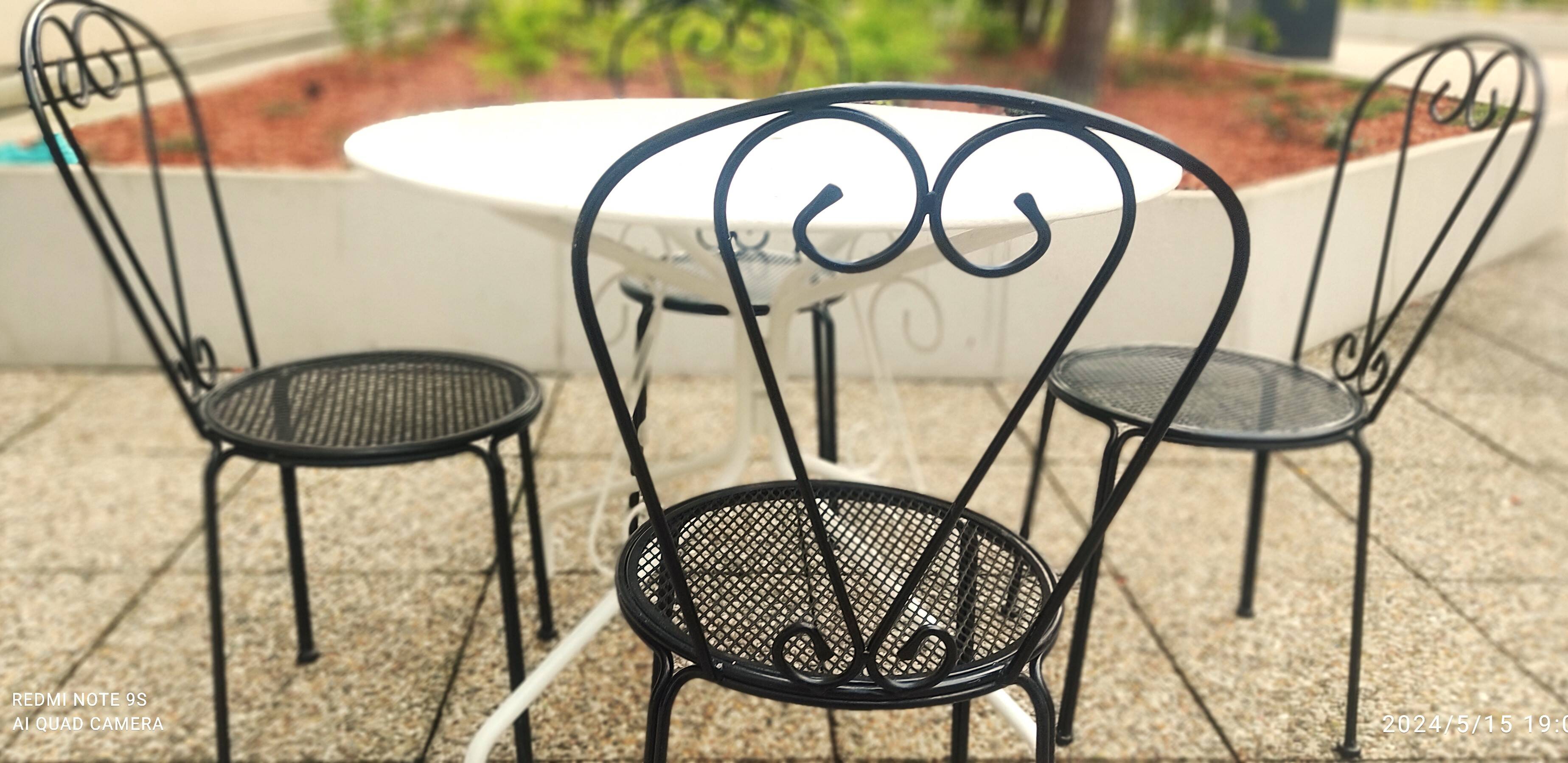 Salon de jardin, Table ronde blanche en fer forgé. et 4 chaises en acier lourd, noire d’origine