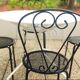 Salon de jardin, Table ronde blanche en fer forgé. et 4 chaises en acier lourd, noire d’origine