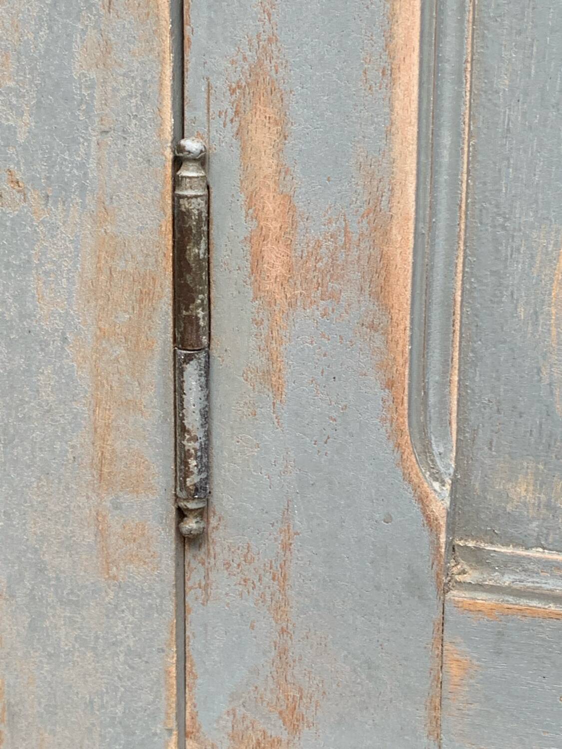 Armoire parisienne ancienne Luterma patine grise bleutée