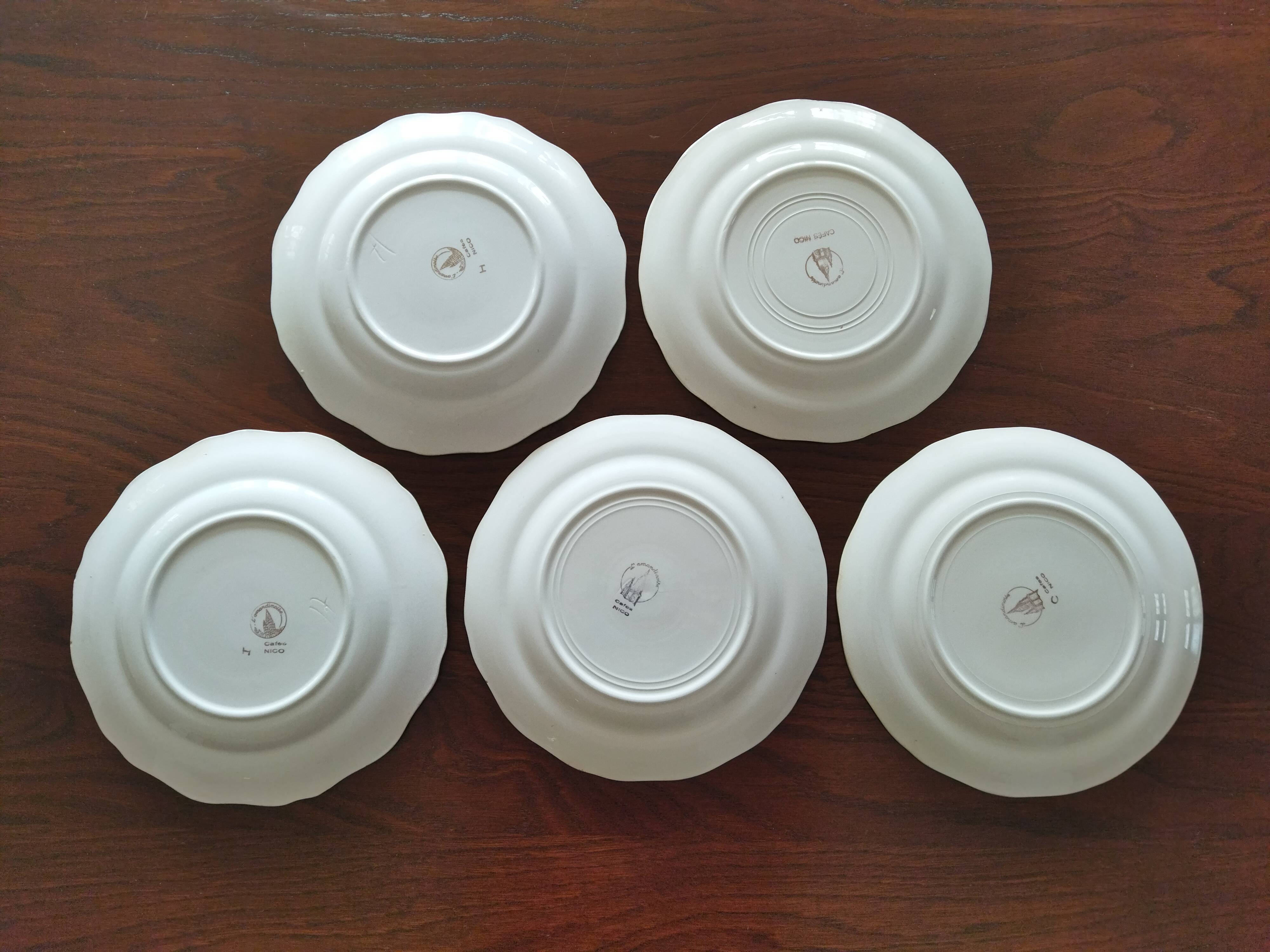 9 assiettes plates L'Amandinoise "Cafés Nico"