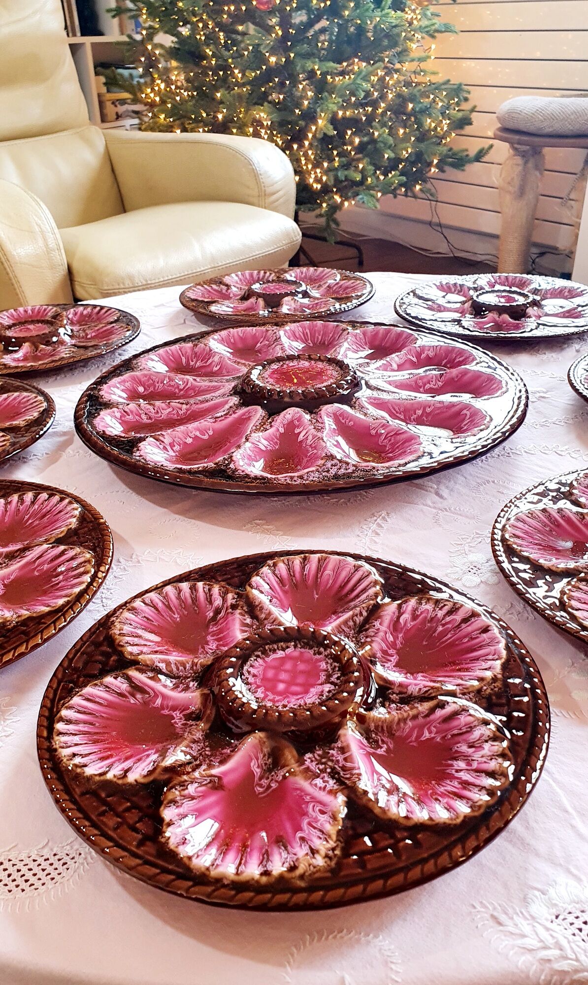 Service oyster plates and presentation dish Vallauris signed Marius Giuge vintage pink