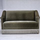 Canapé 2 places danois des années 1970, velours vert, bois de hêtre.