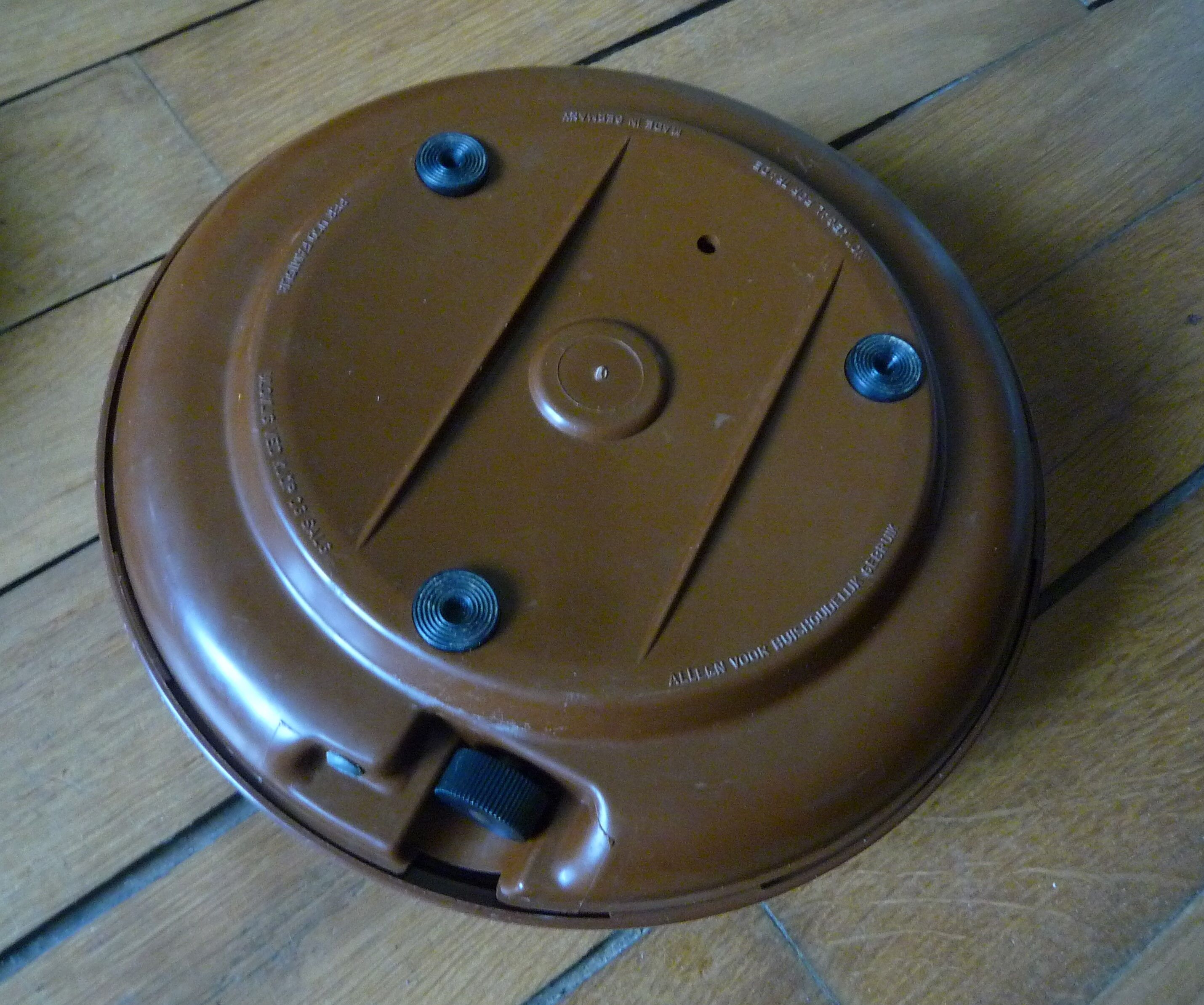 Round scale Testut, brown, vintage 1970s