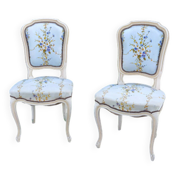 Pair of Louis XV style cabriolet chairs with a patina – floral fabric