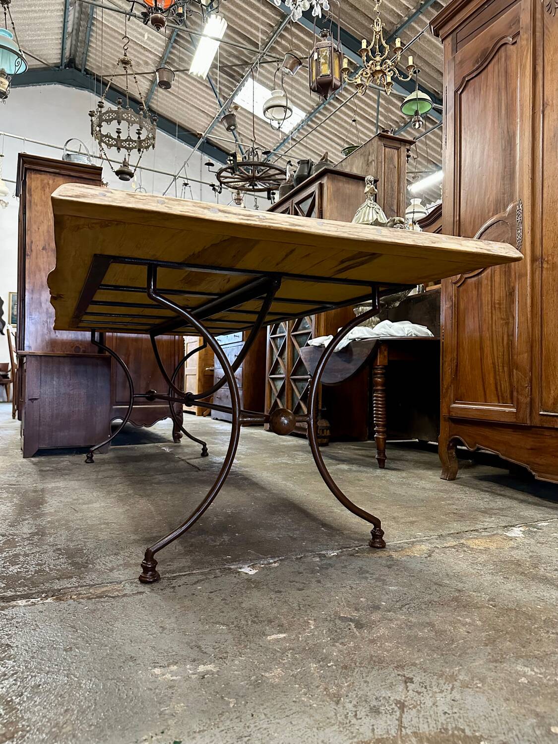 Table en fer forgé artisanal et bois