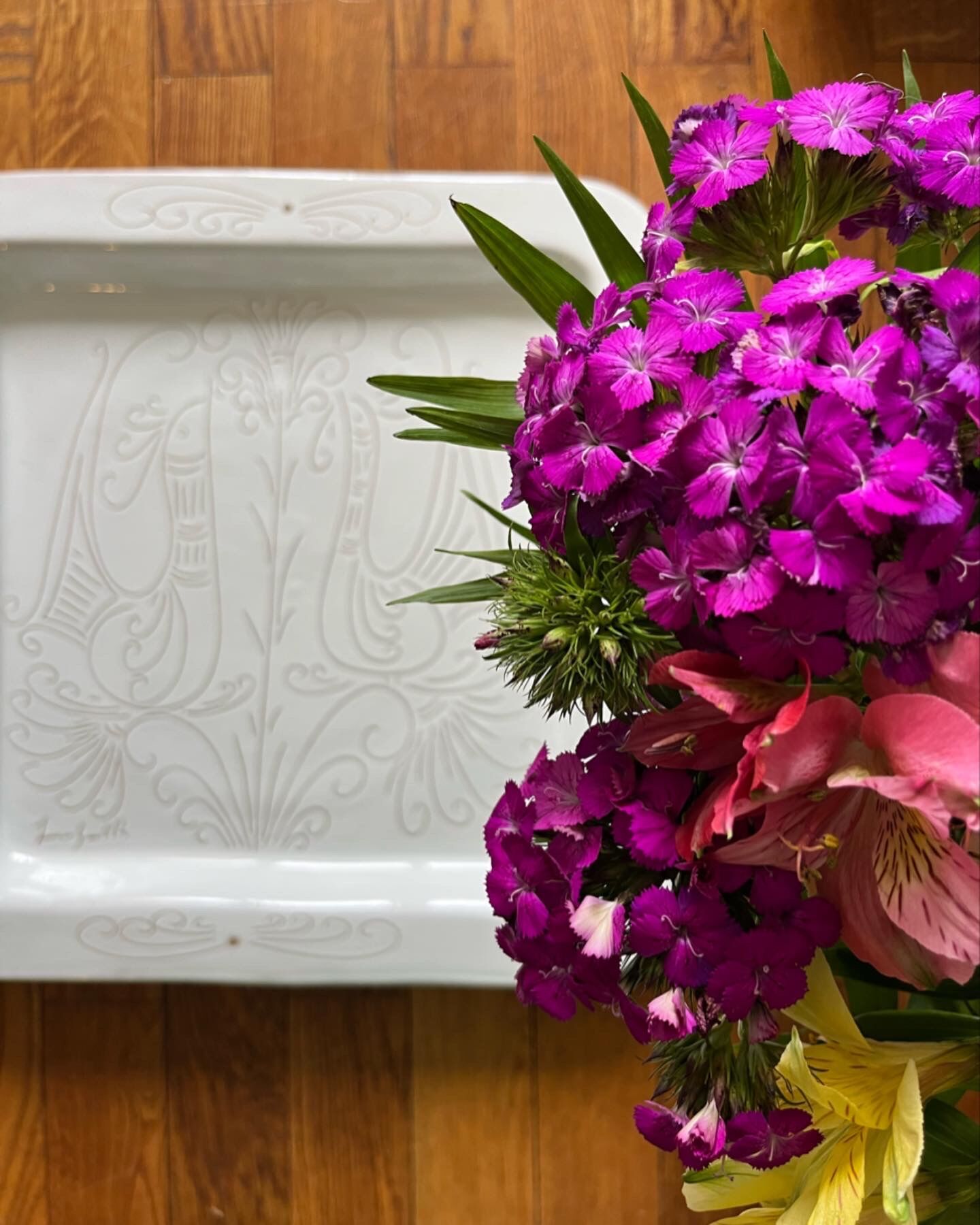 Trinket bowl white enamelled ceramic pocket with decorations of two rooster facing each other