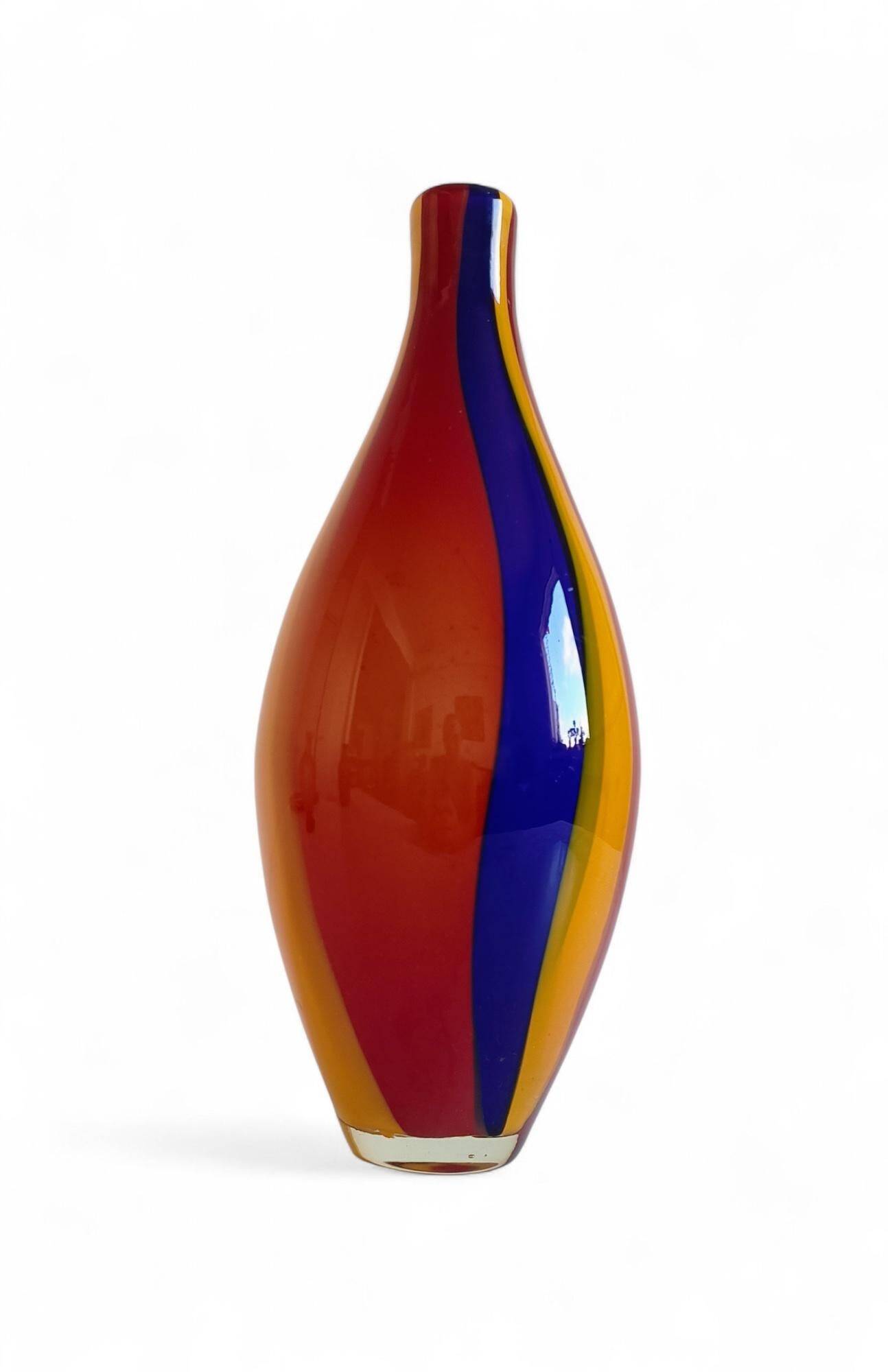 Vase en verre artistique soufflé à la main de Murano des années 1960, Italie