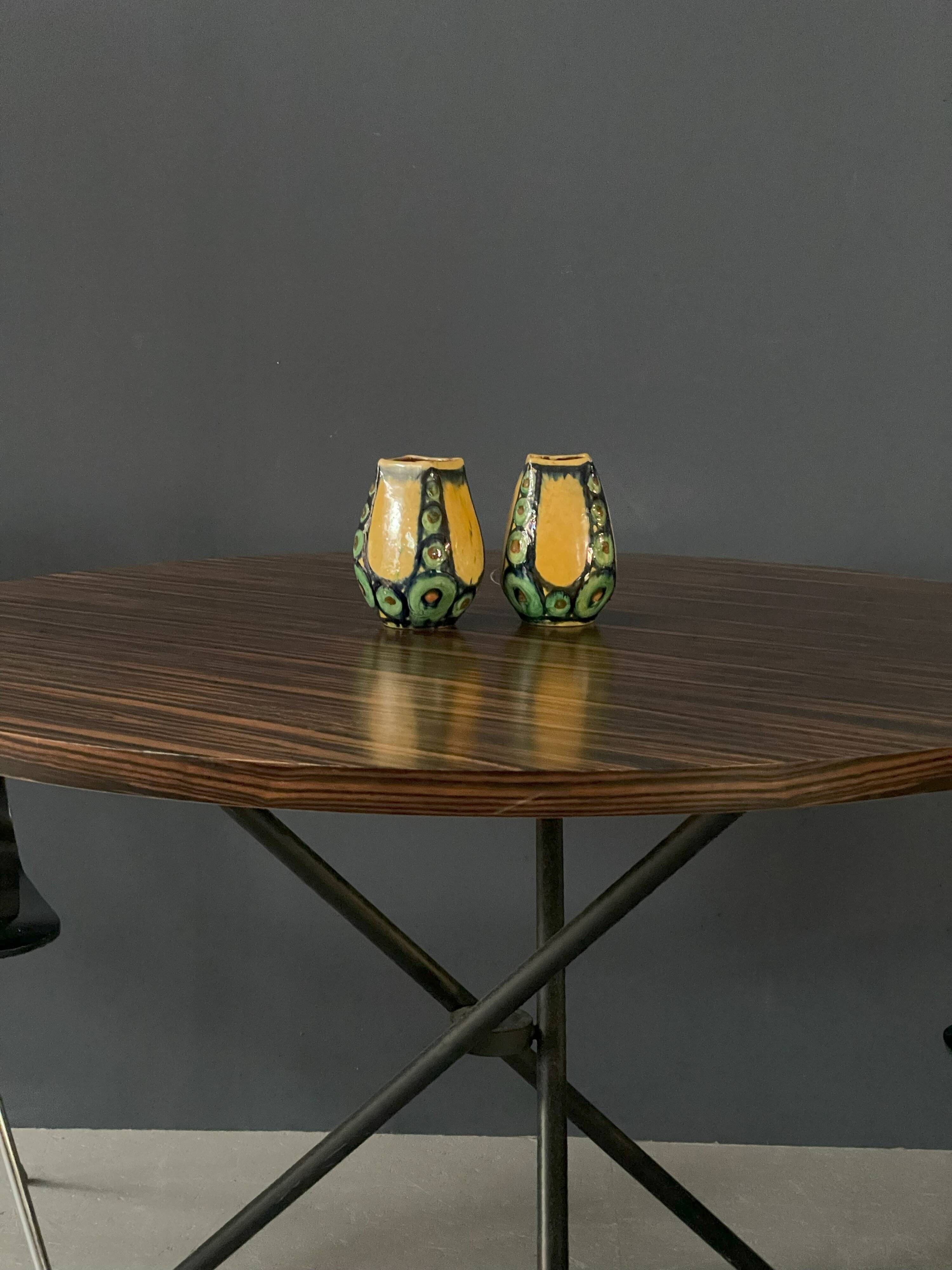 Une paire de vases verts et jaunes
